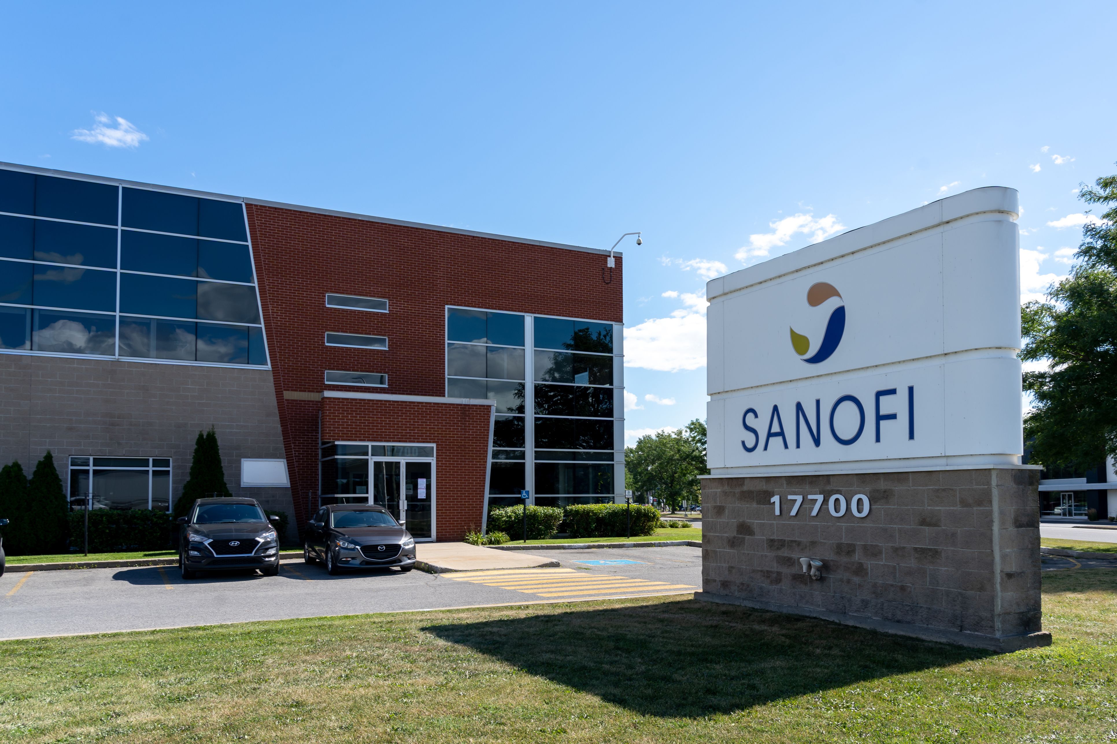 Exterior de una oficina de Sanofi | iStock