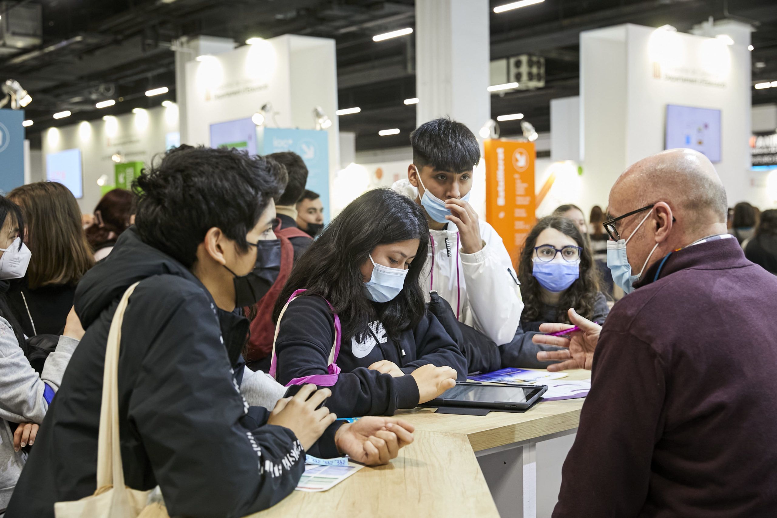 Un grupo de alumnos recibe asesoramiento personalizado en la edición del Saló de l'Ensenyament de 2022 | Fira de Barcelona