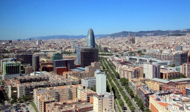 La torre Agbar a la ciutat de Barcelona