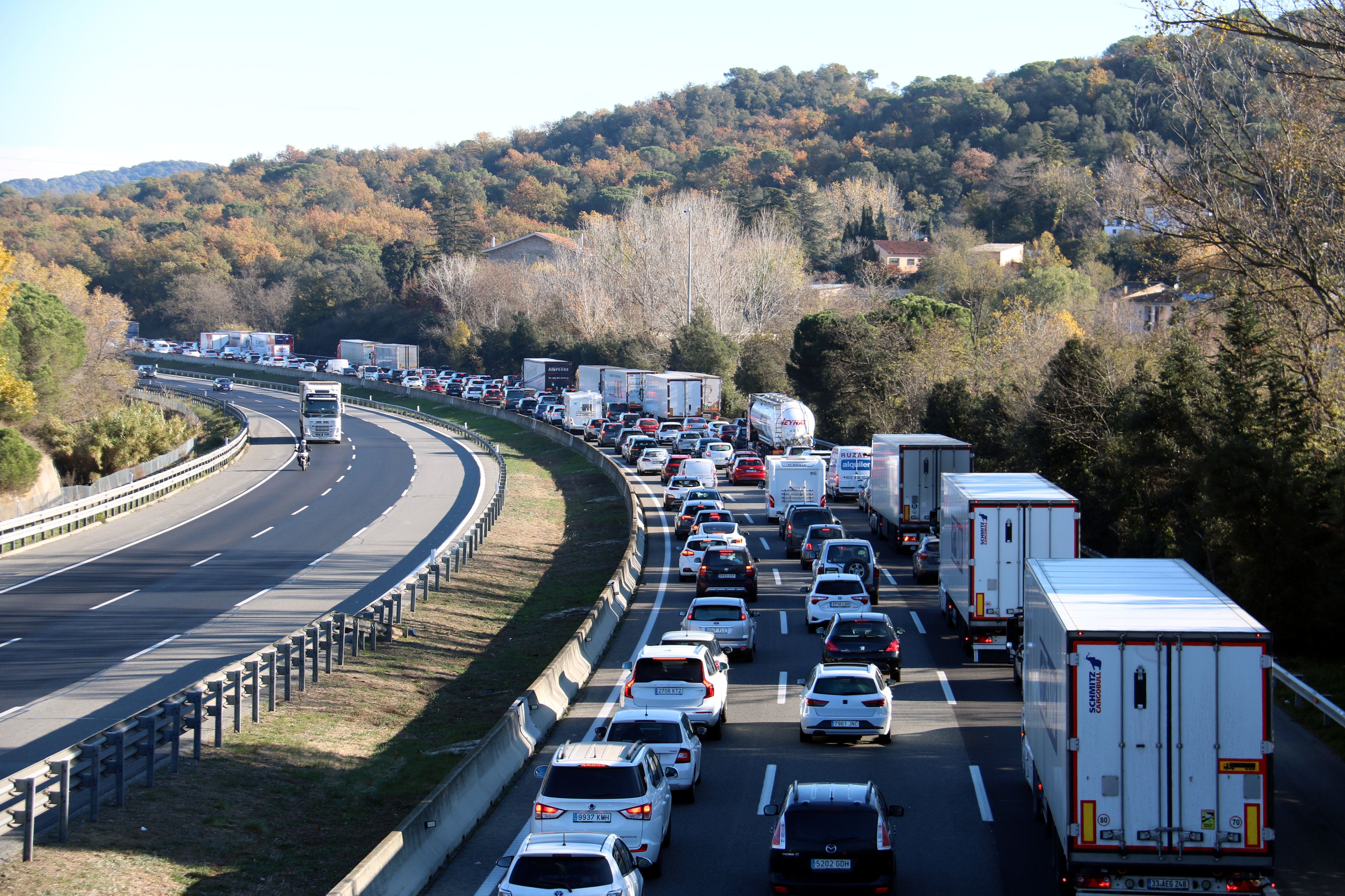 Colas kilométricas en la Ap-7 al paso por Sant Celoni | ACN