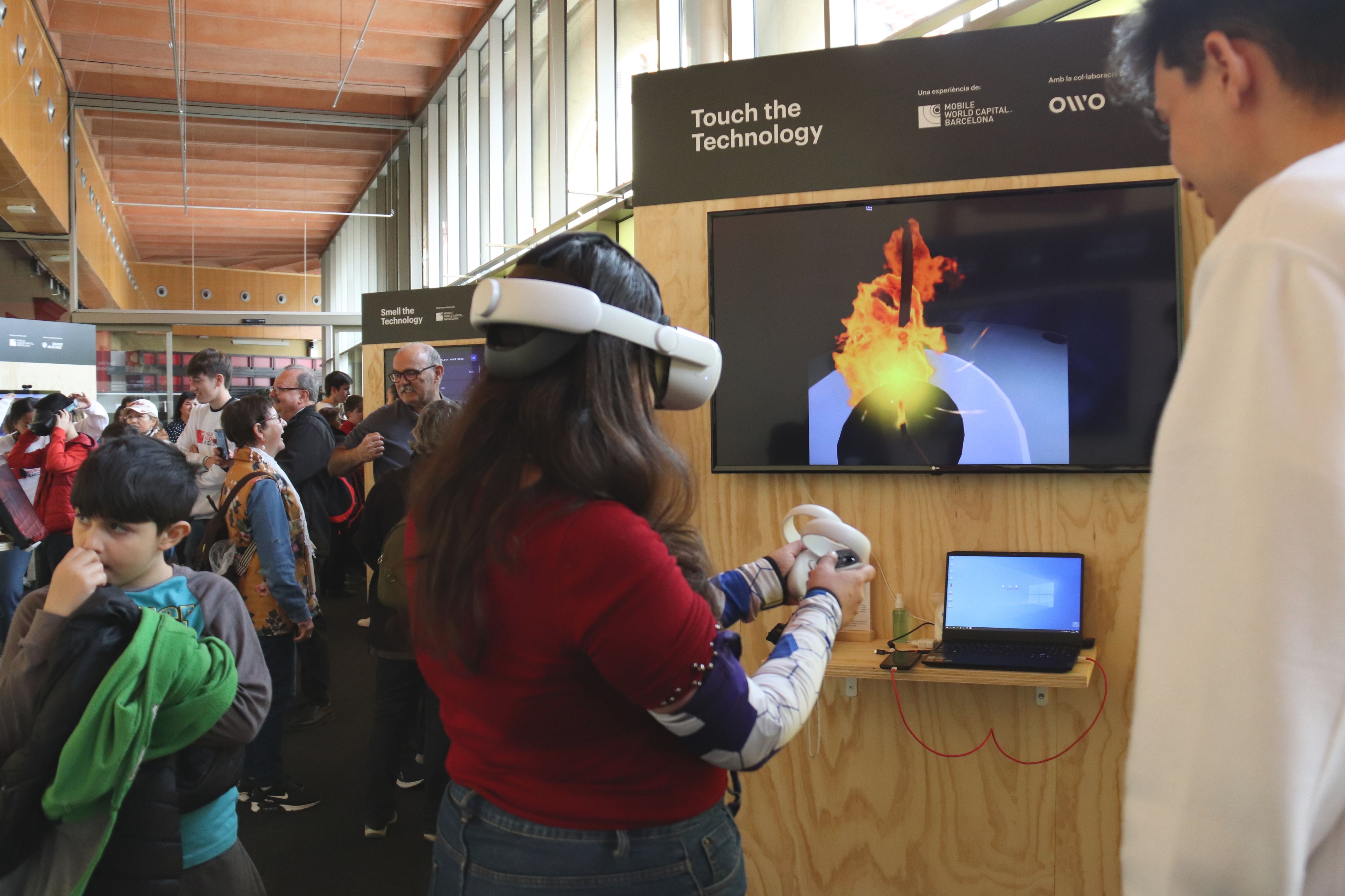 Una chica juega en el primer día de apertura del festival Tech&Play en el Teatre Lliure | ACN