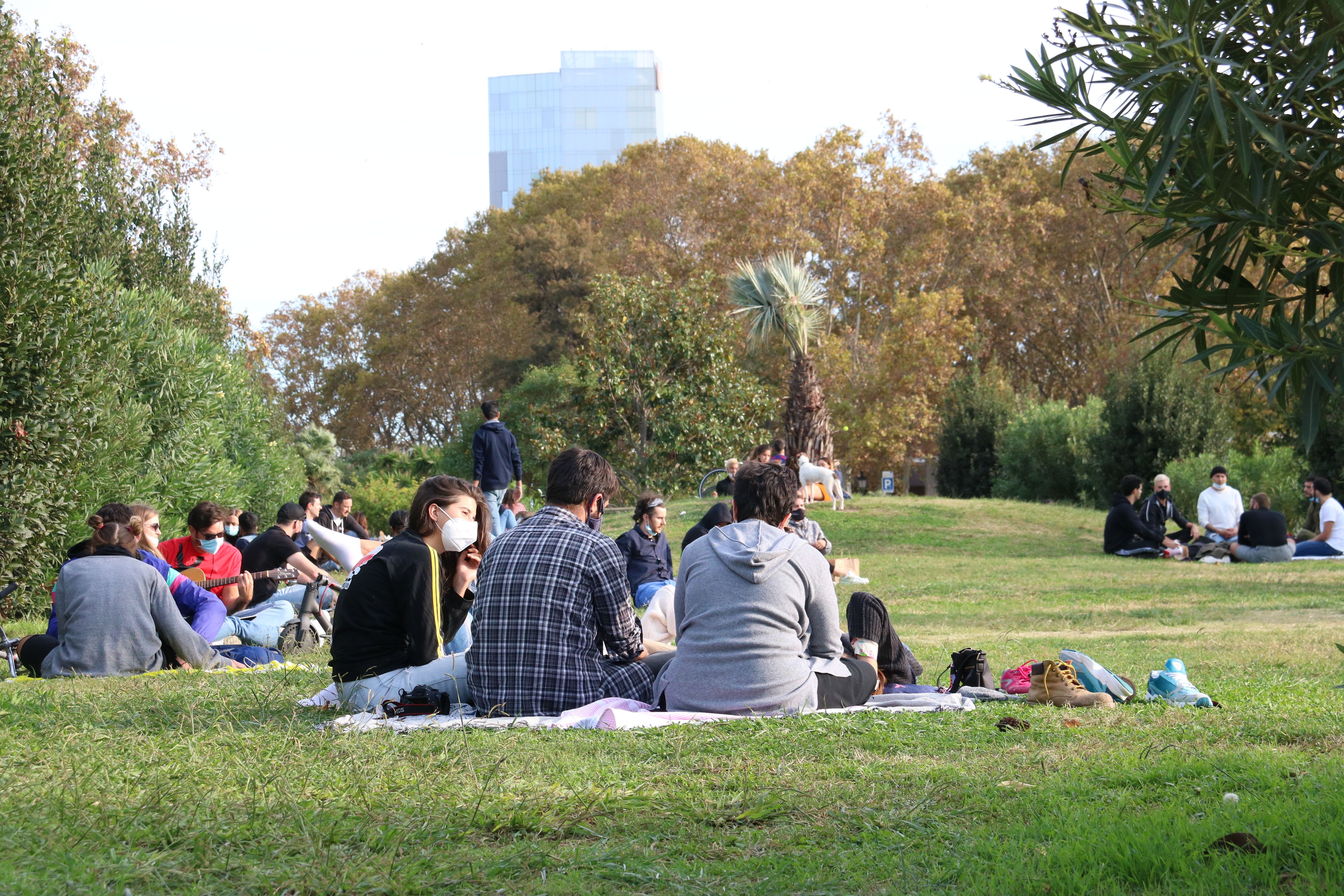 Diversos grupos de jóvenes en el parque de la Ciutadella | ACN