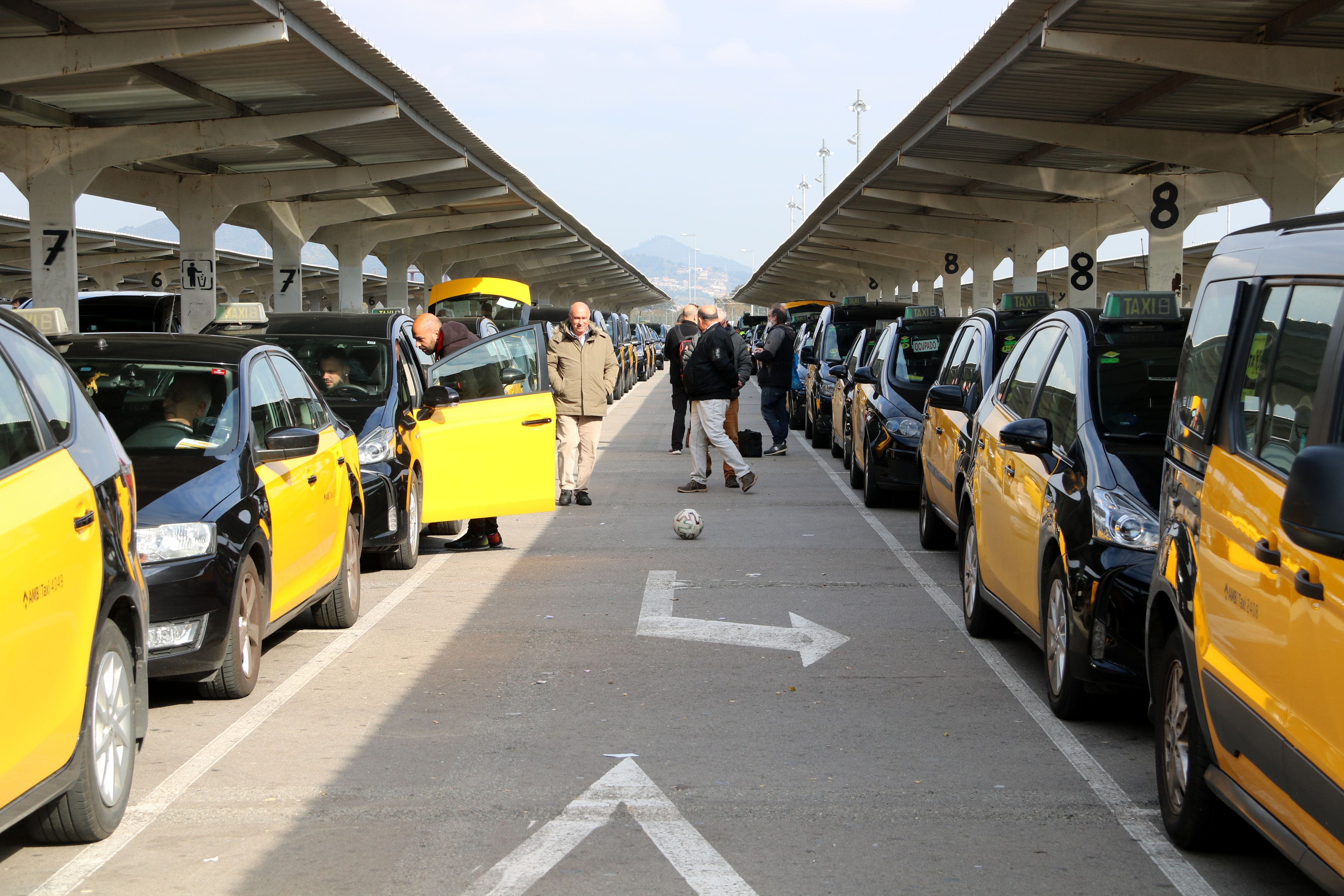 Taxis esperant a la zona de descans de la Terminal 1 de l'aeroport del Prat | ACN