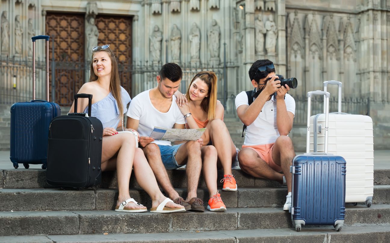 Un grup de turistes davant la catedral de Barcelona | iStock