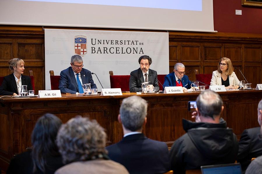 D’esquerra a dreta, Ana María Gil, Ramon Alemany (Degà de la Facultat d’Economia de la UB), Joan Guàrdia (rector de la UB) i Jaume Gil Aluja en la presentació de la Càtedra Universitat de Barcelona-Mutua Madrileña | UB