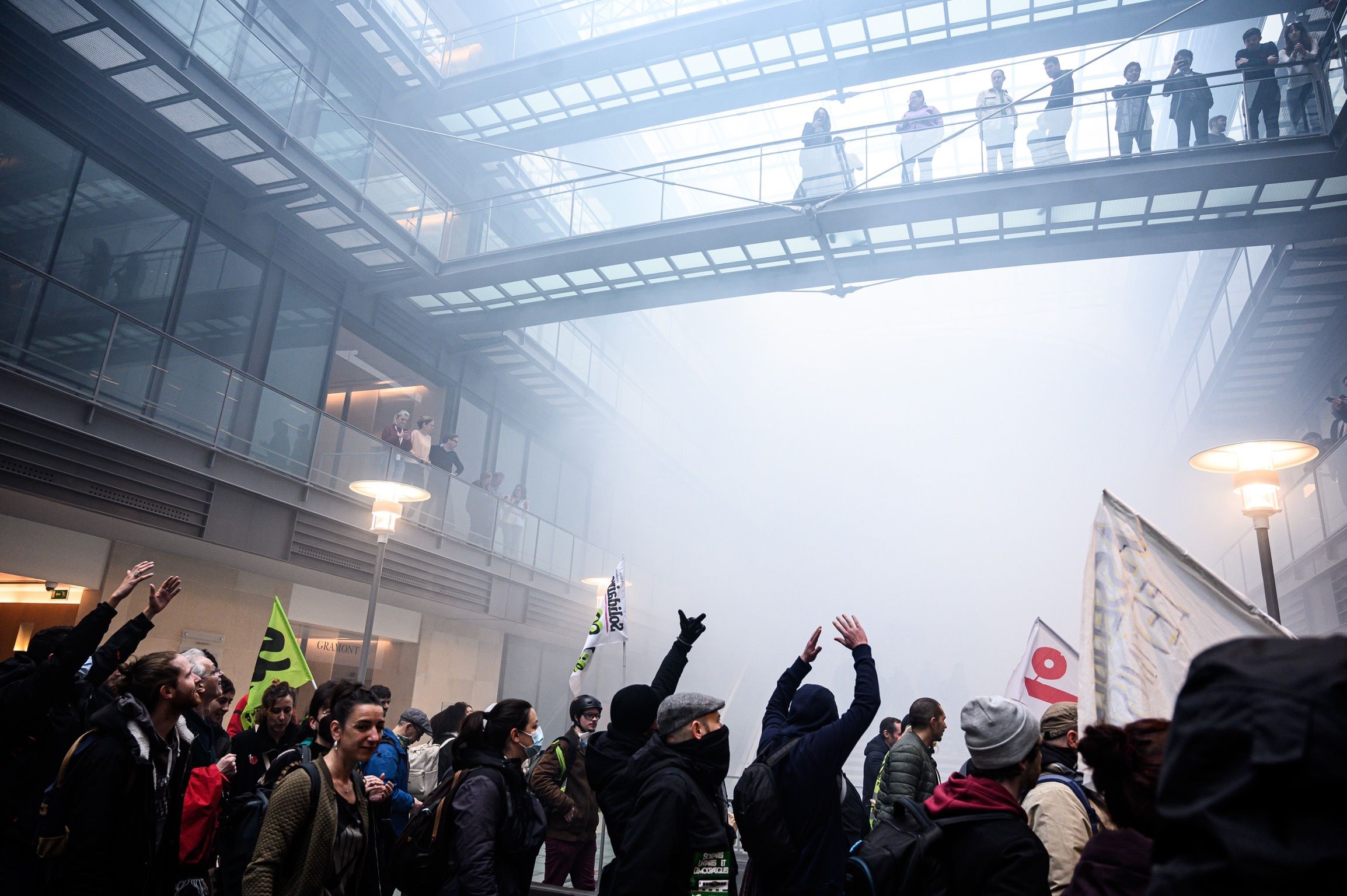 Los manifestantes invaden la sede de Black Rock cerca de la Ópera durante una protesta contra la reforma de las pensiones en París este 6 de abril | Julien Mattia | Le Pictorium ZUMA Press | Europa Press