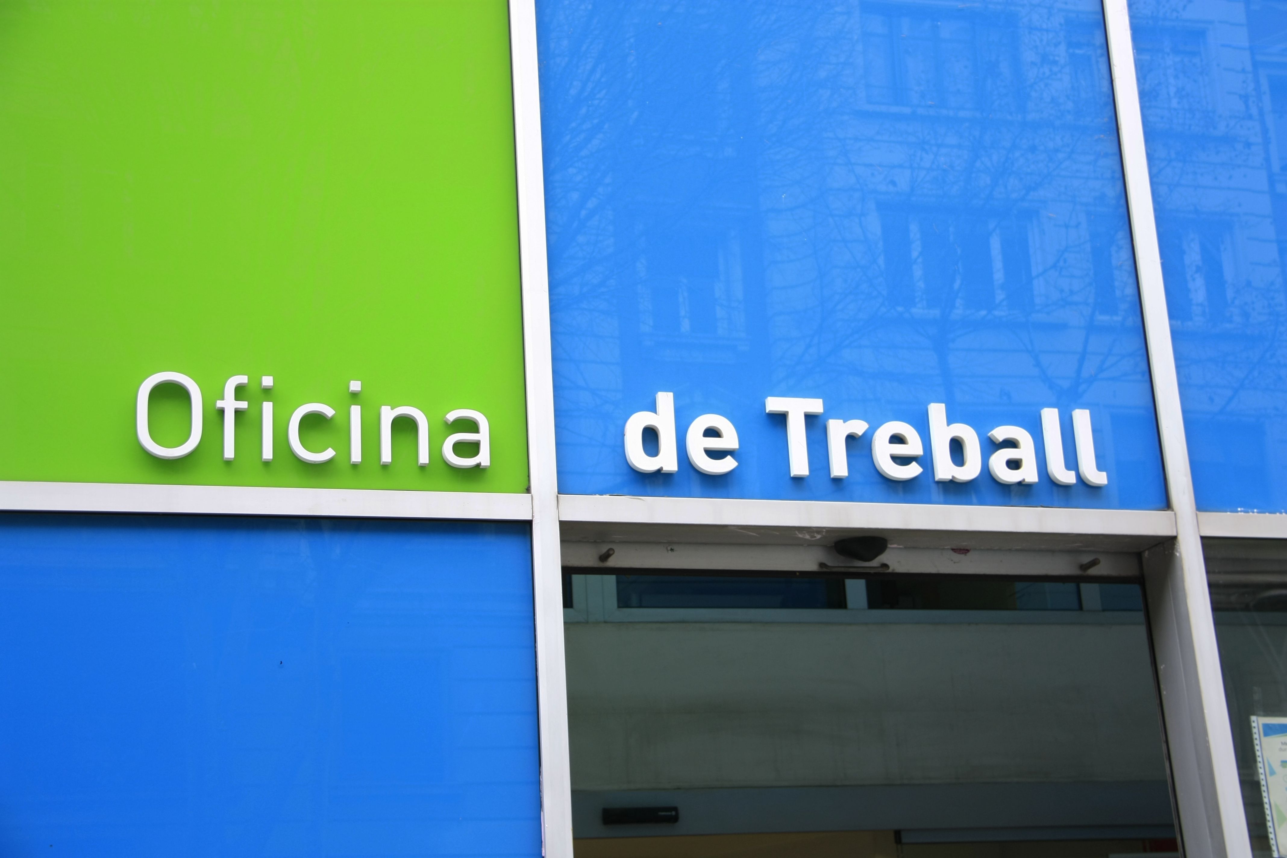 Rótulo de una Oficina de Treball de Barcelona | ACN