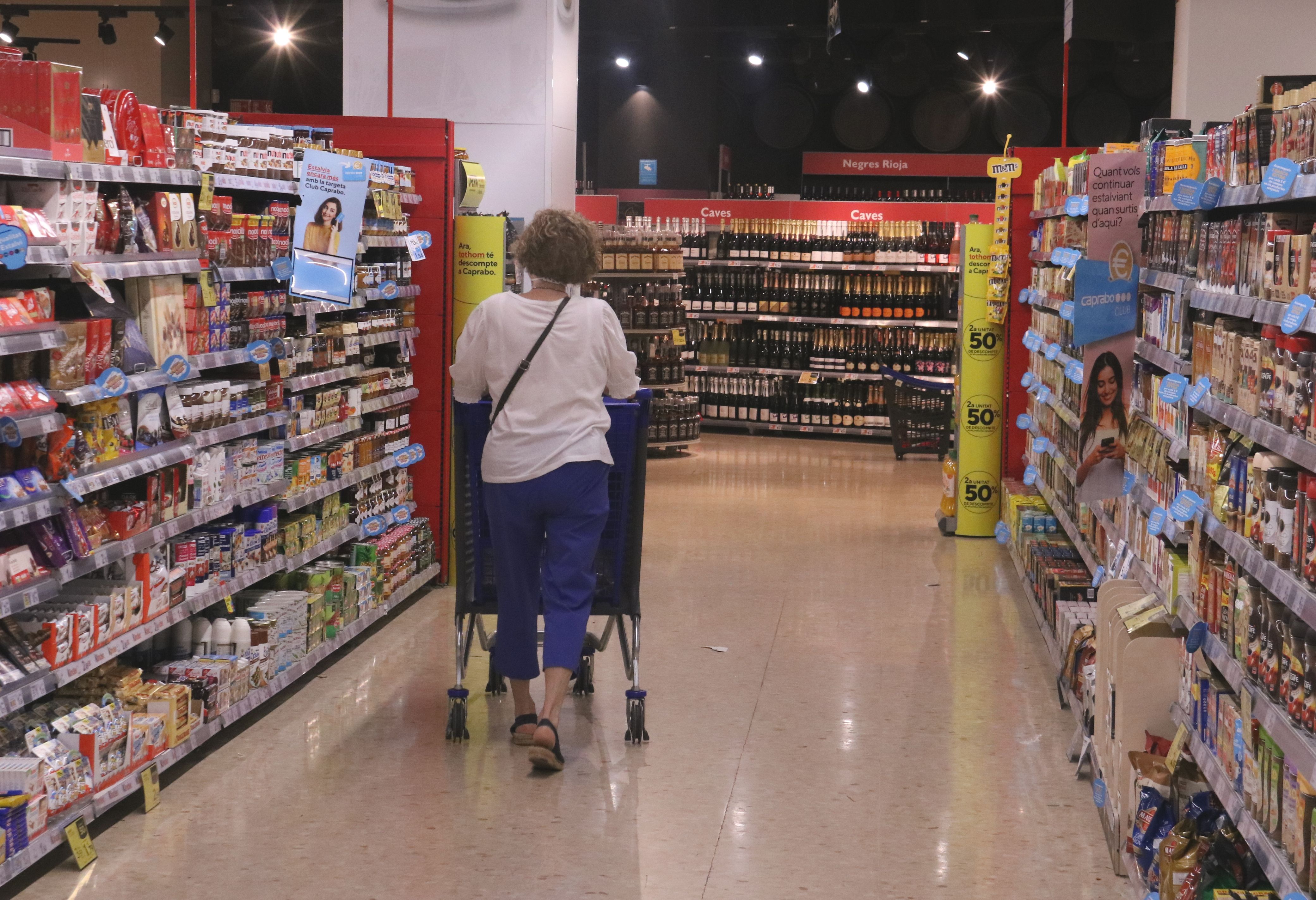 Una mujer comprando en un supermercado de Barcelona | ACN