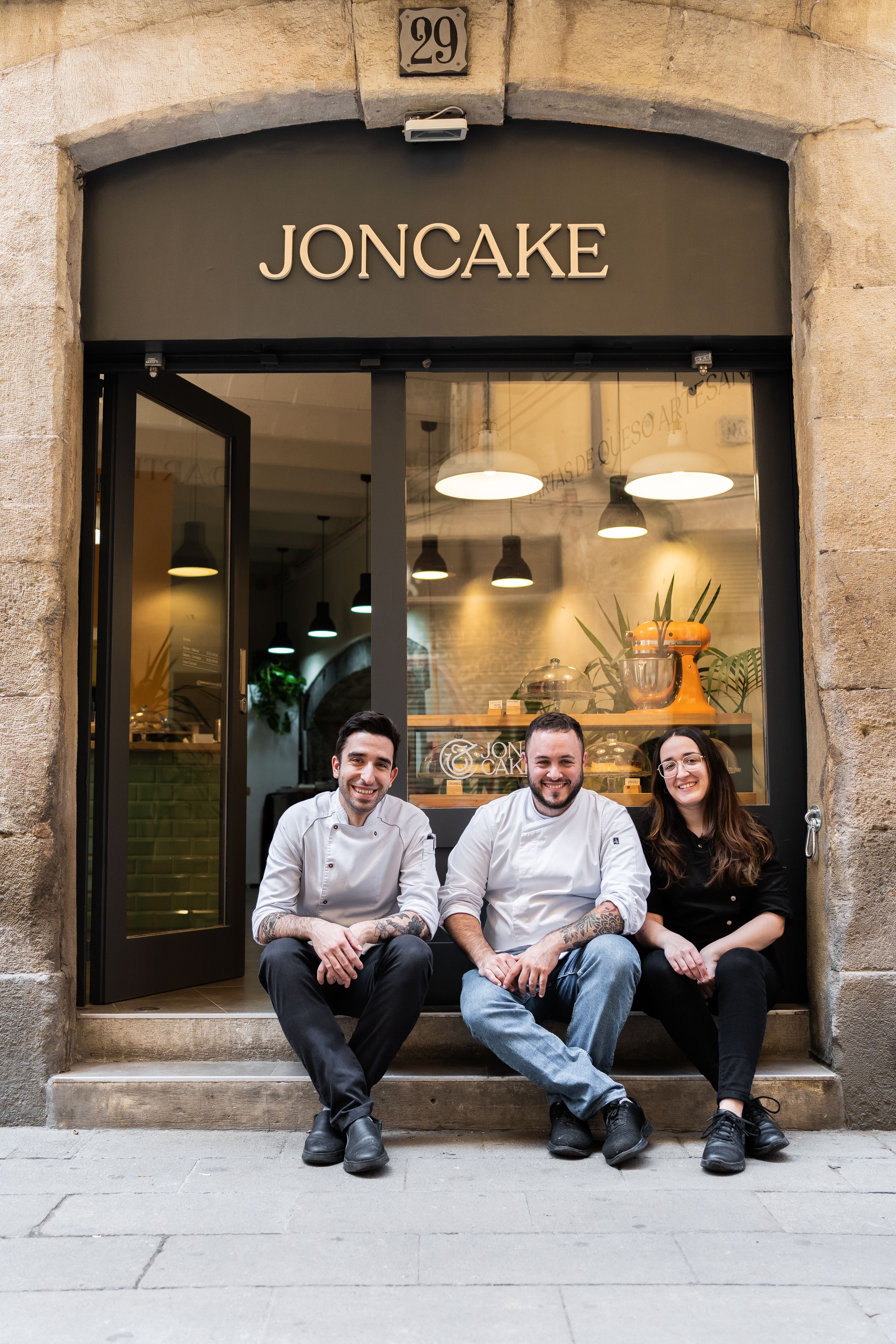 Jon García (centro) con dos de sus colaboradores frente a Jon Cake | Planeta Gastro