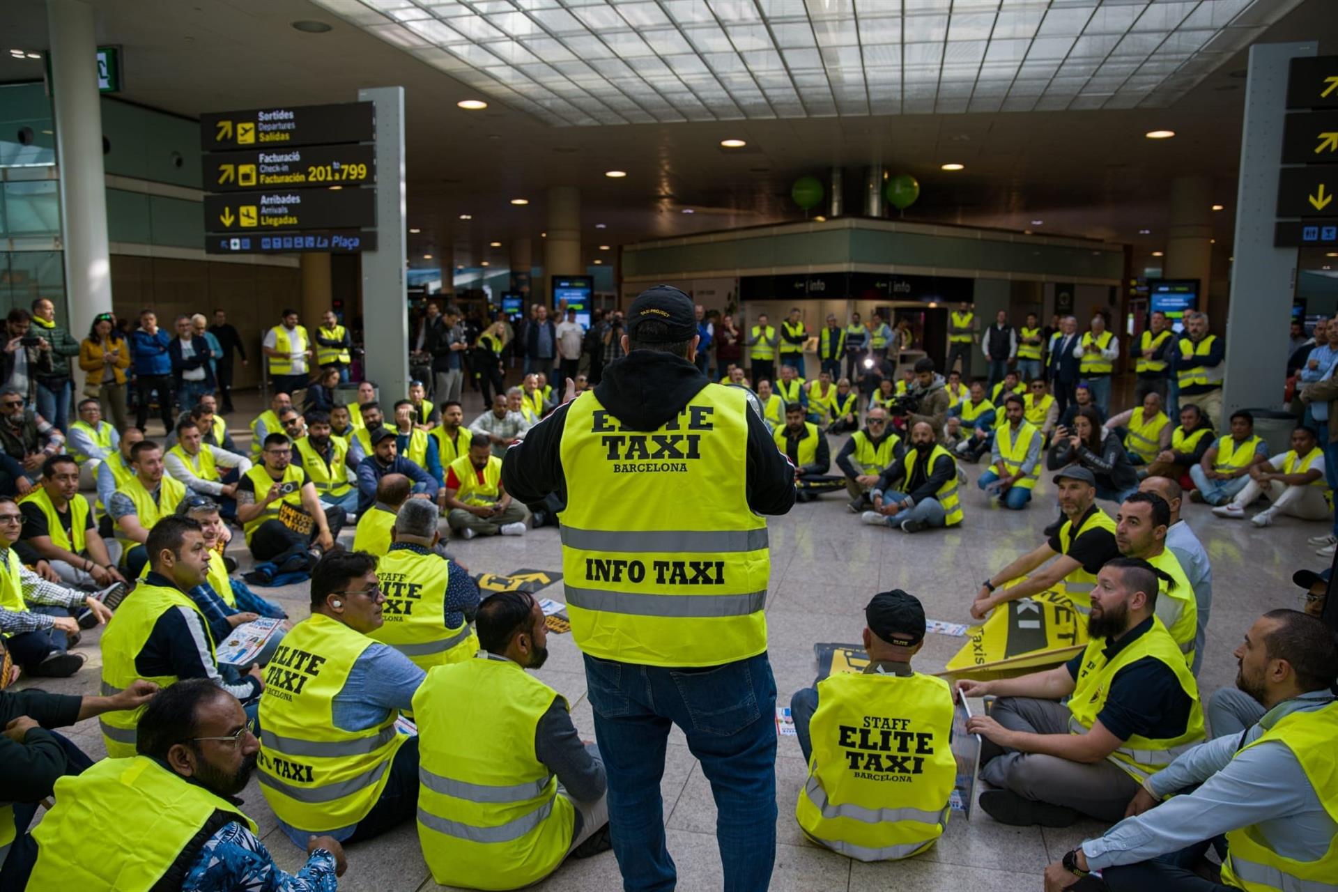 Imagen de un grupo de taxistas en el interior del aeropuerto de El Prat | Europa Press