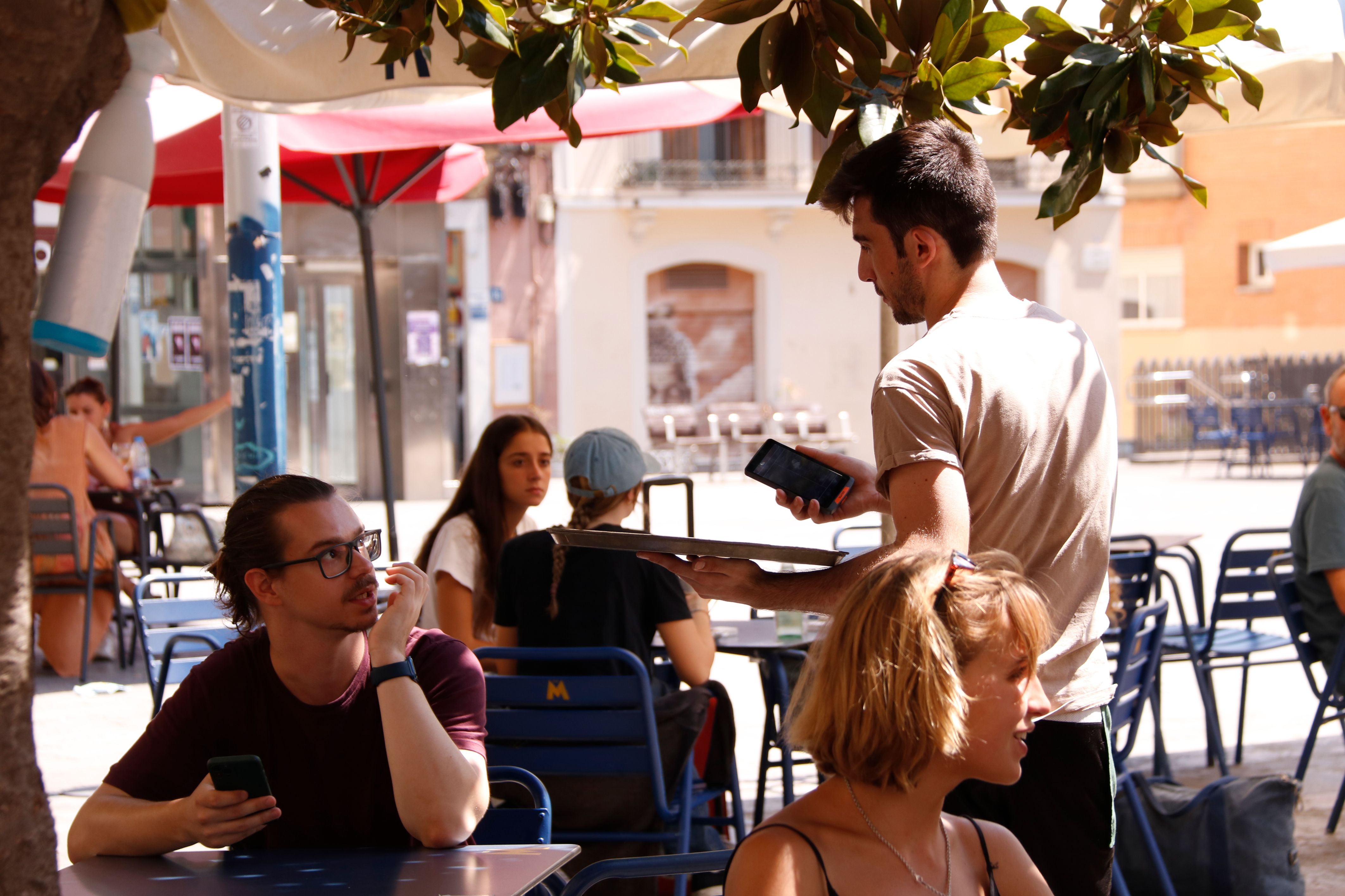 Un camarero en la terraza del bar Sol Soler de Gràcia | ACN