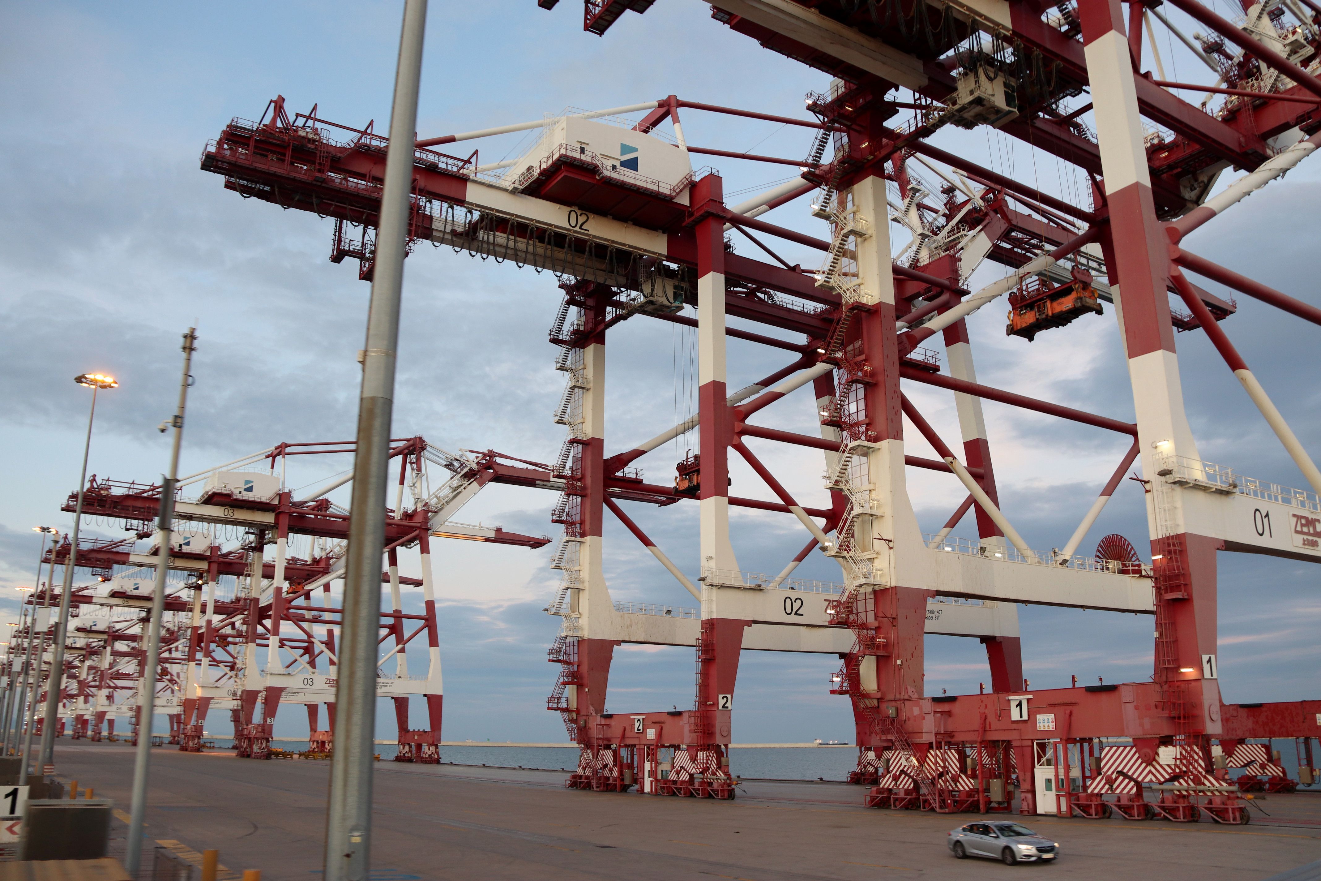 Grues de la terminal Best del Port de Barcelona | ACN