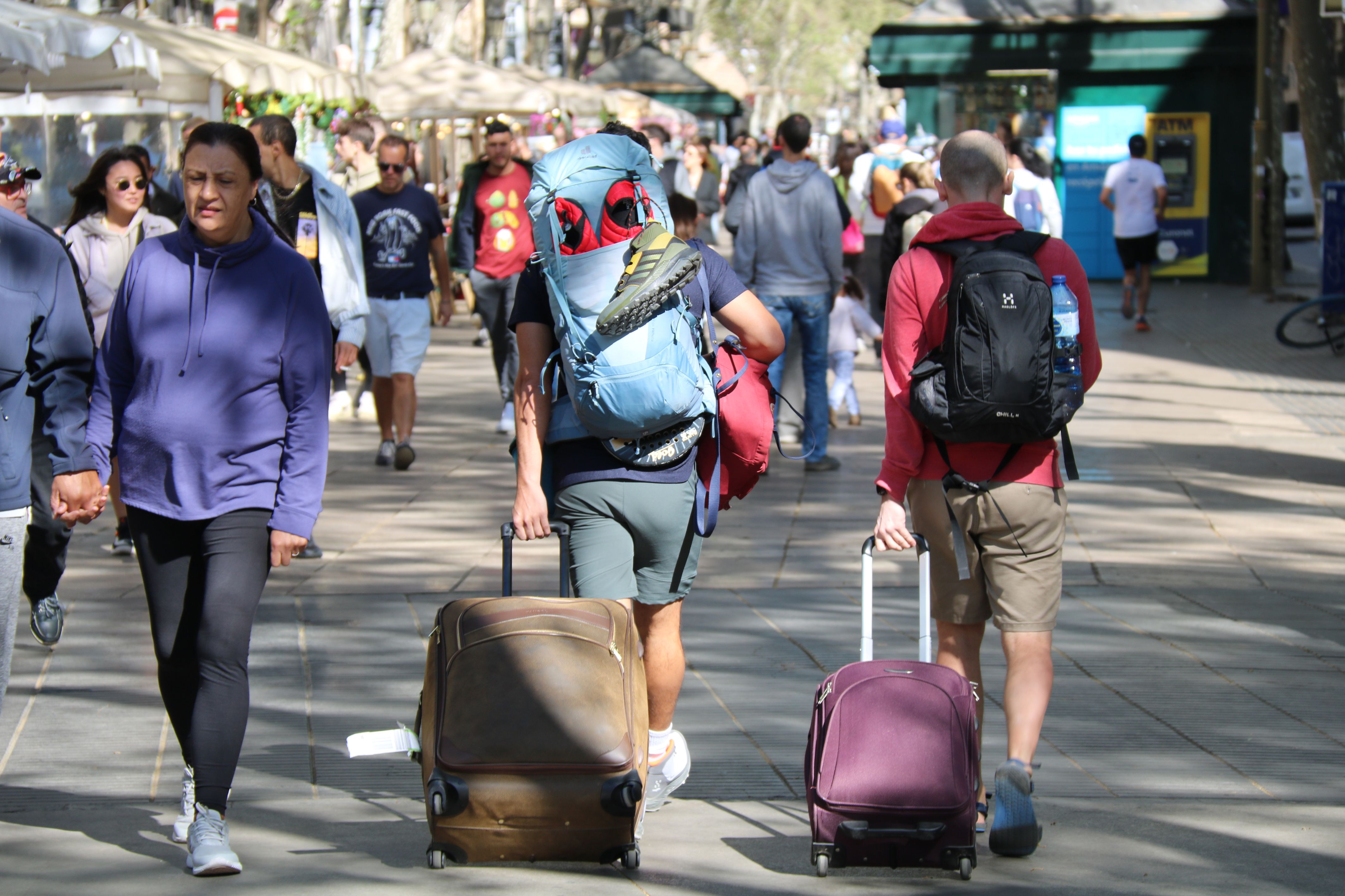 Dos turistas en la Rambla de Barcelona | ACN