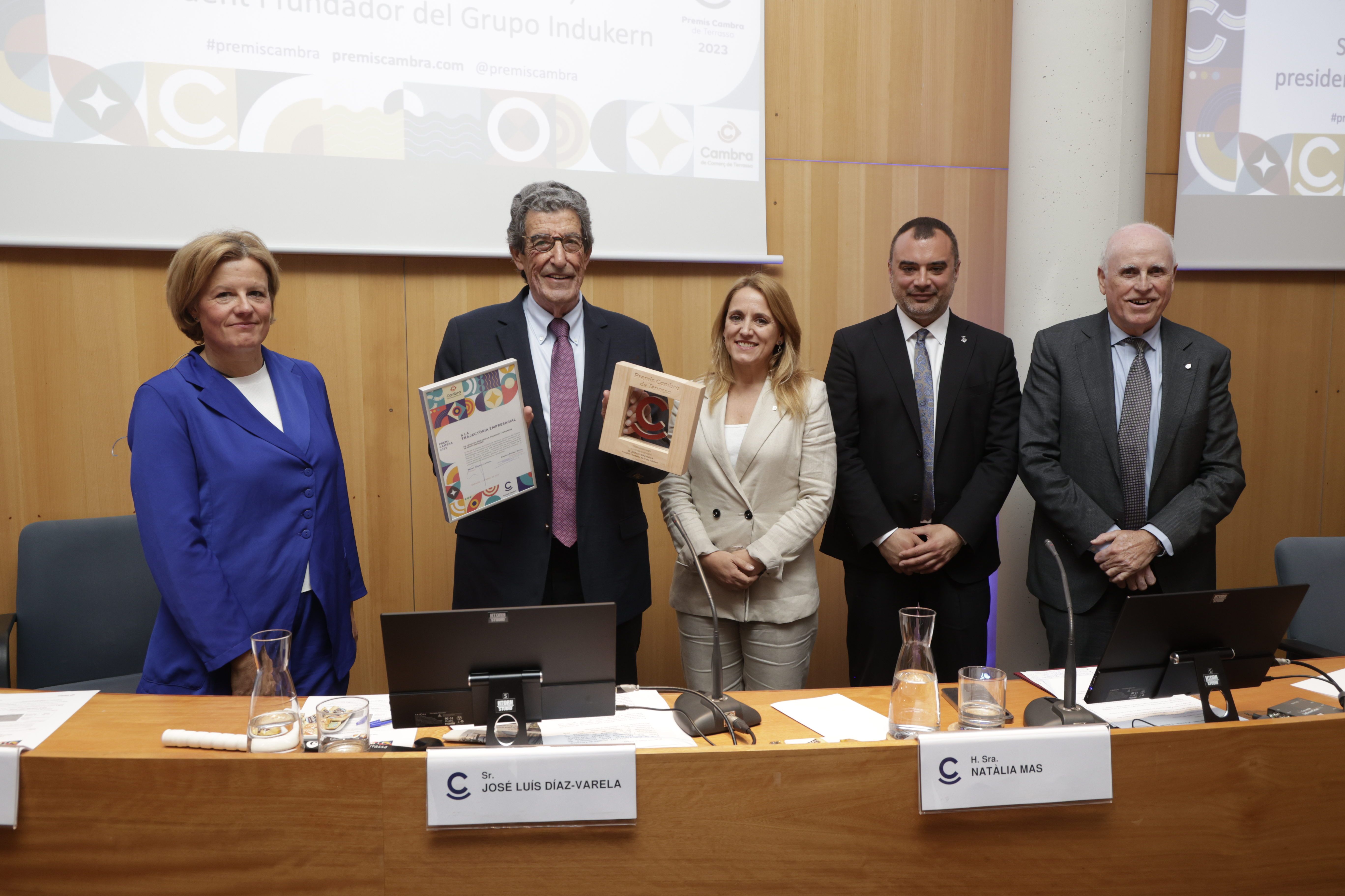 Natàlia Mas entrega a José Luis Díaz-Varela el Premio a la Trayectoria Empresarial | Cedida