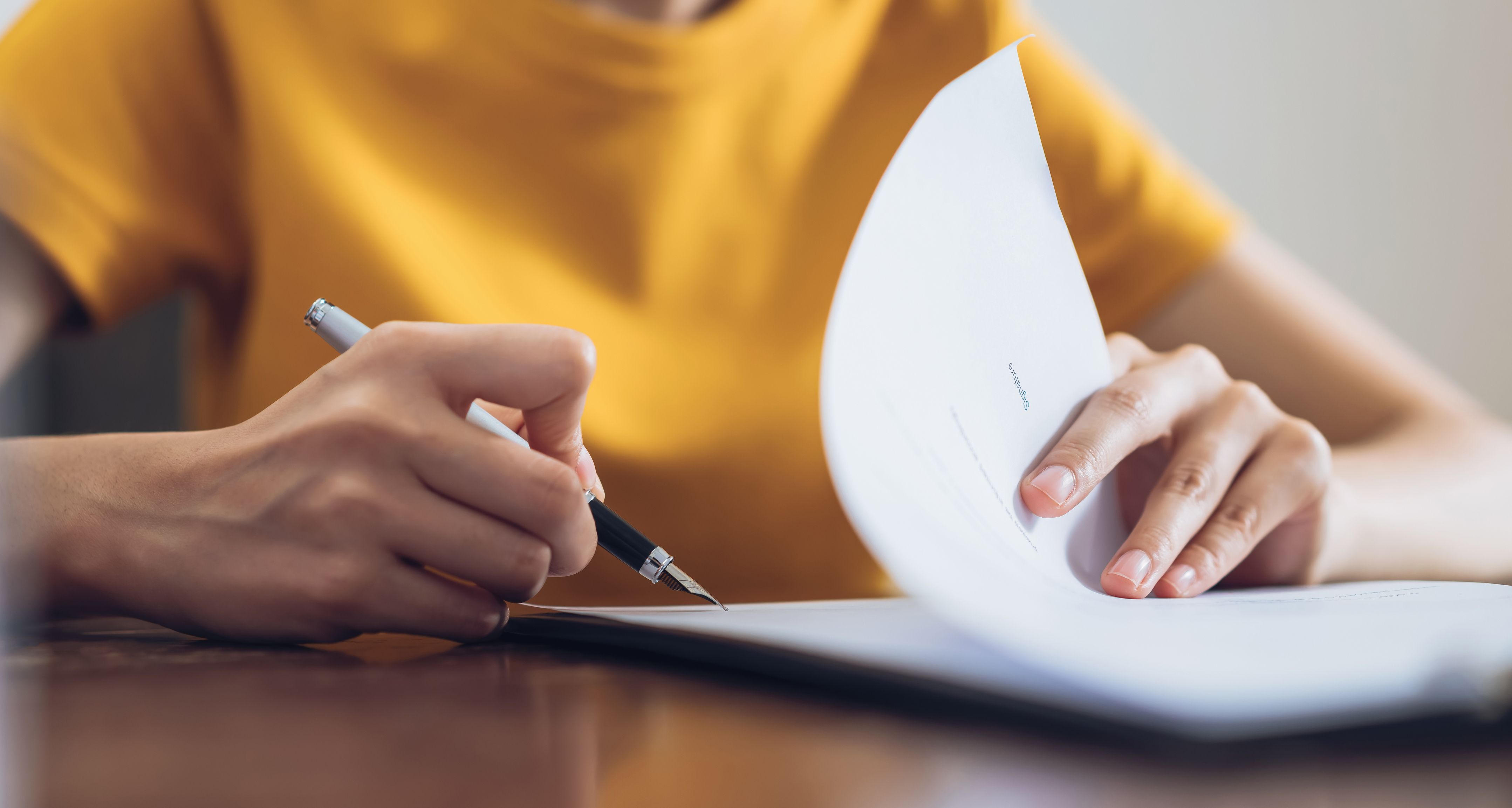 Imagen de la firma de un documento | iStock