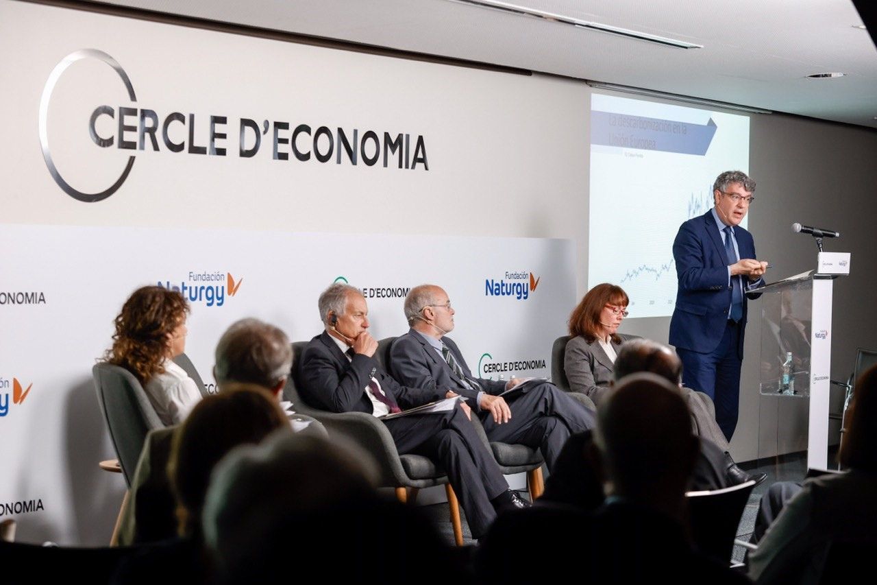 El exministro Álvaro Nadal, derecho a la tribuna, junto a otros participantes en el debate sobre energía organizado por el Cercle d'Economia y Naturgy | Cercle d'Economia