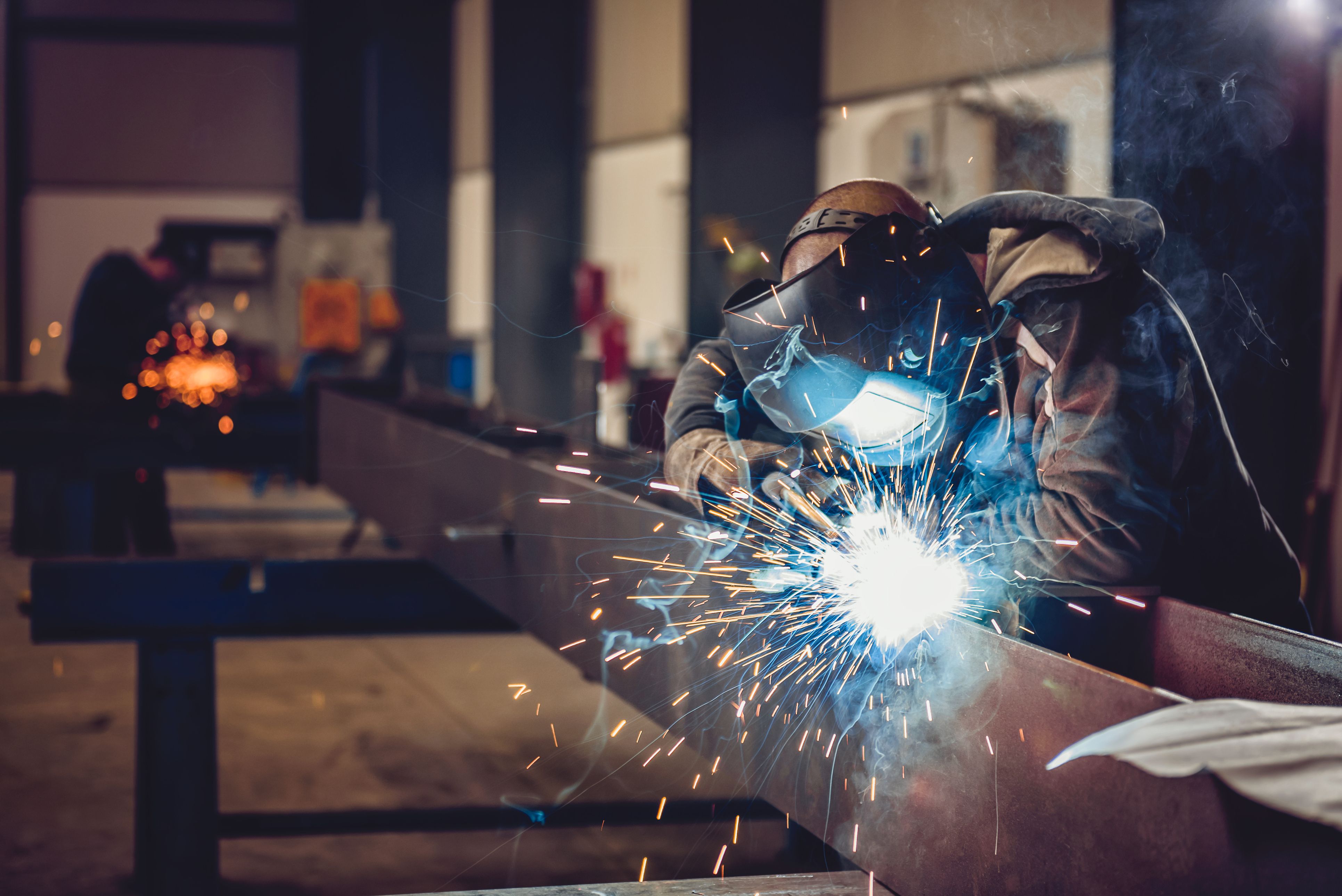 Imagen de un trabajador en una fábrica | iStock