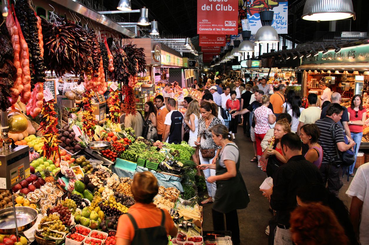 Paradas del mercado de la Boqueria de Barcelona | iStock