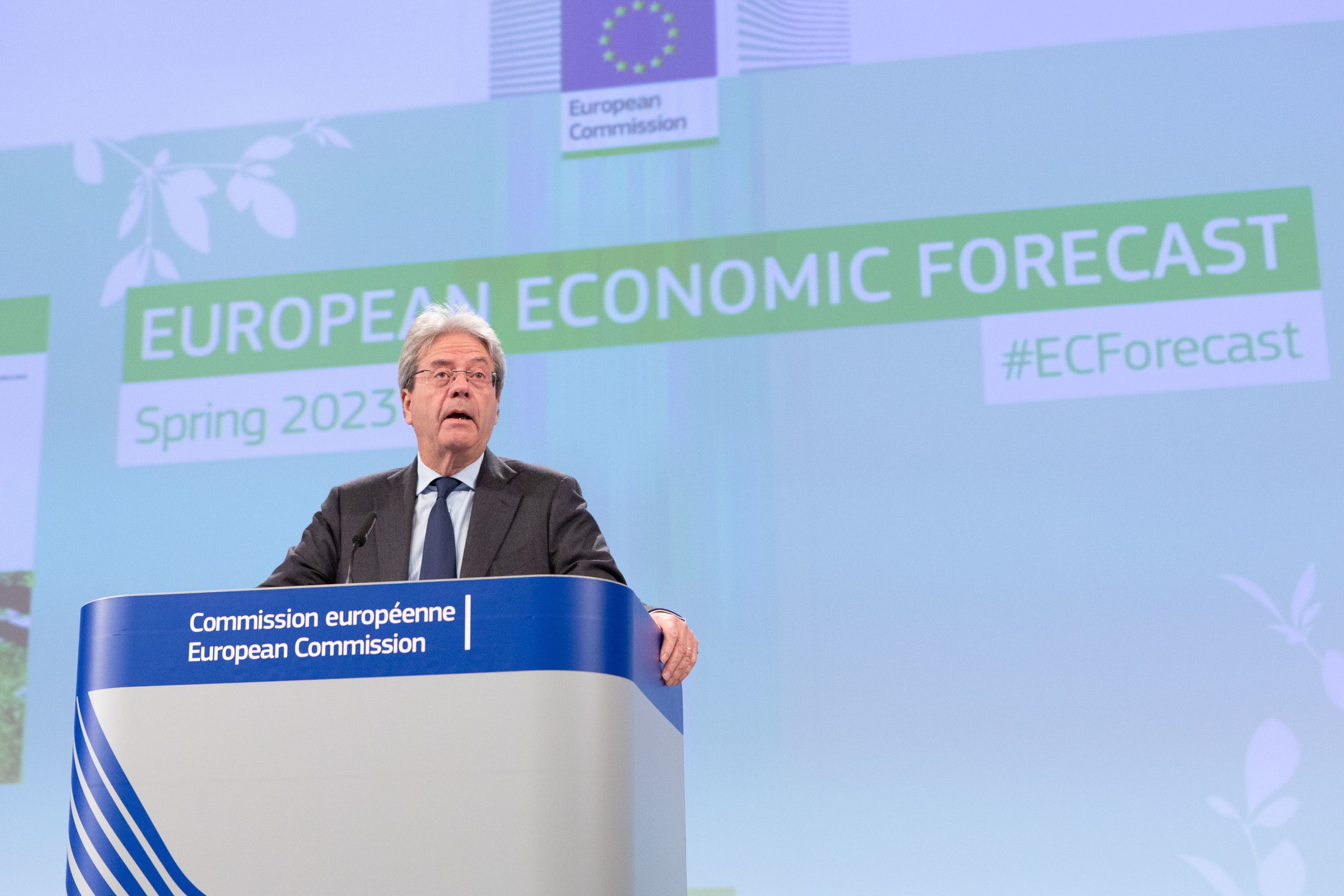 El comissari d'Economia, Paolo Gentiloni, durant la presentació de les previsions econòmiques de primavera elaborades per la Comissió Europea | ACN