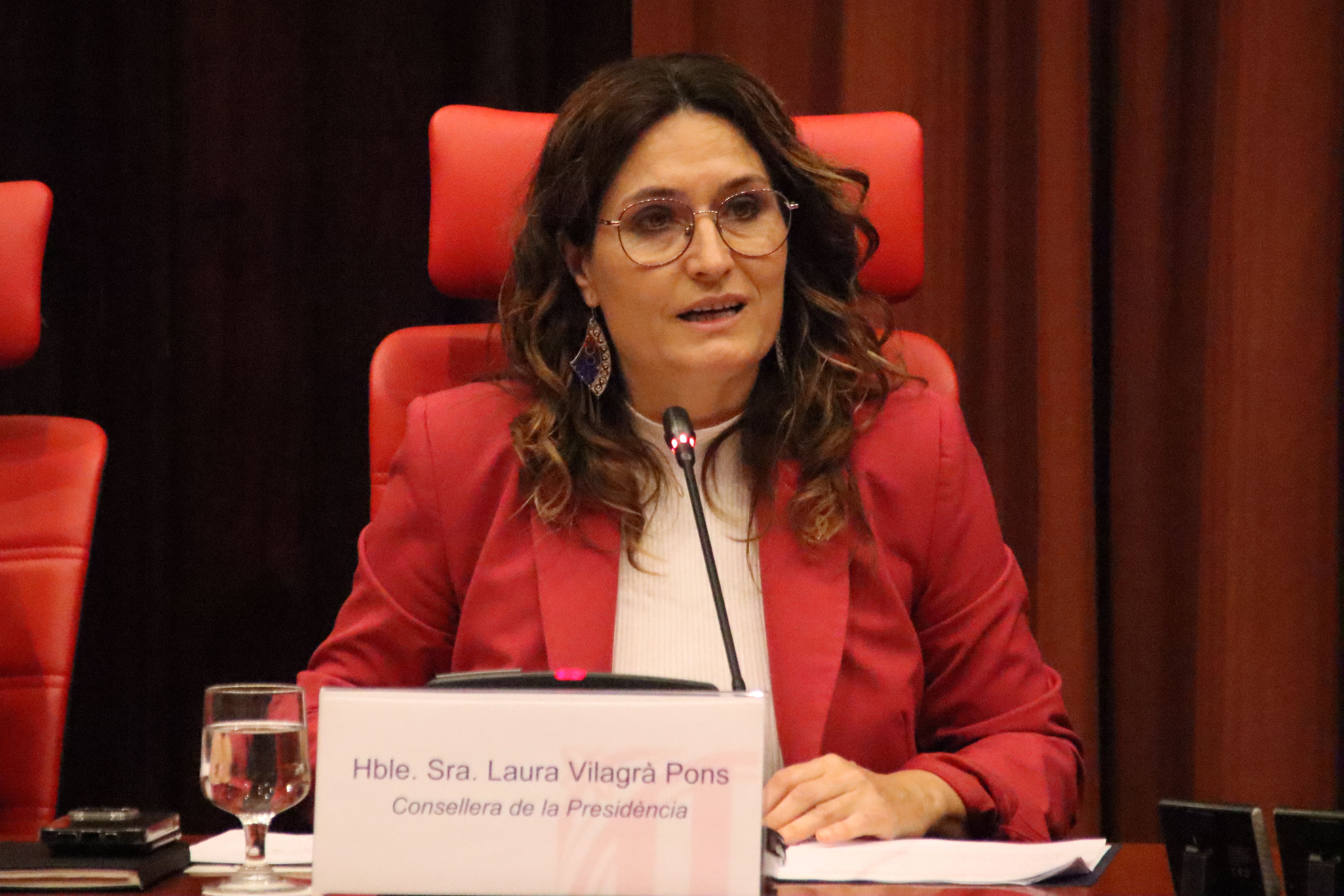 La consellera de la Presidència, Laura Vilagrà, en una compareixença al Parlament anunciant que el Govern reclamarà una indemnització a Cegos | ACN