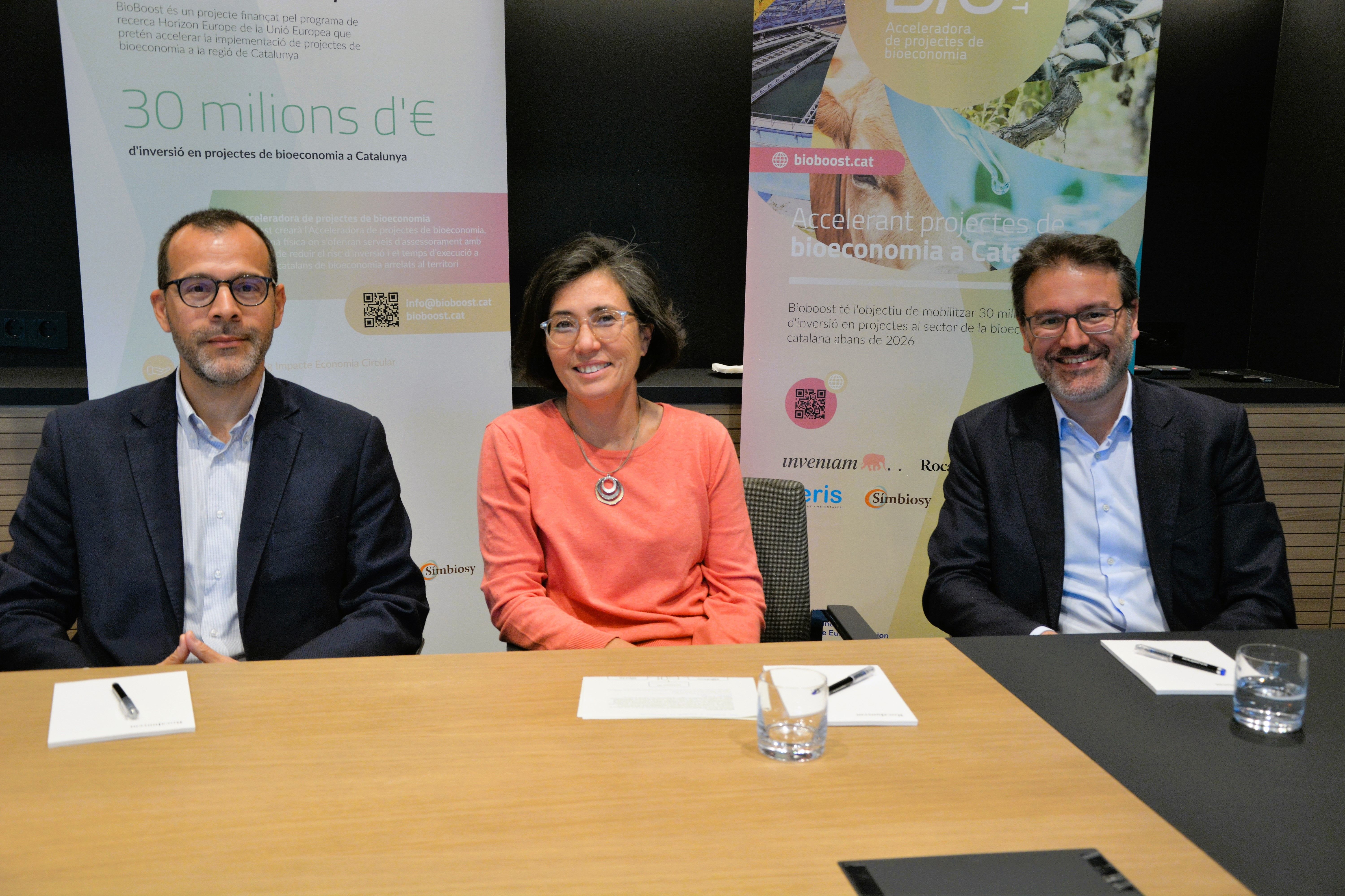 Imagen conjunta de Sergi Chimenos (Roca Junyent), Veronica Kutchinow (Simbiosy) y Xavier Foz (Roca Junyent) 