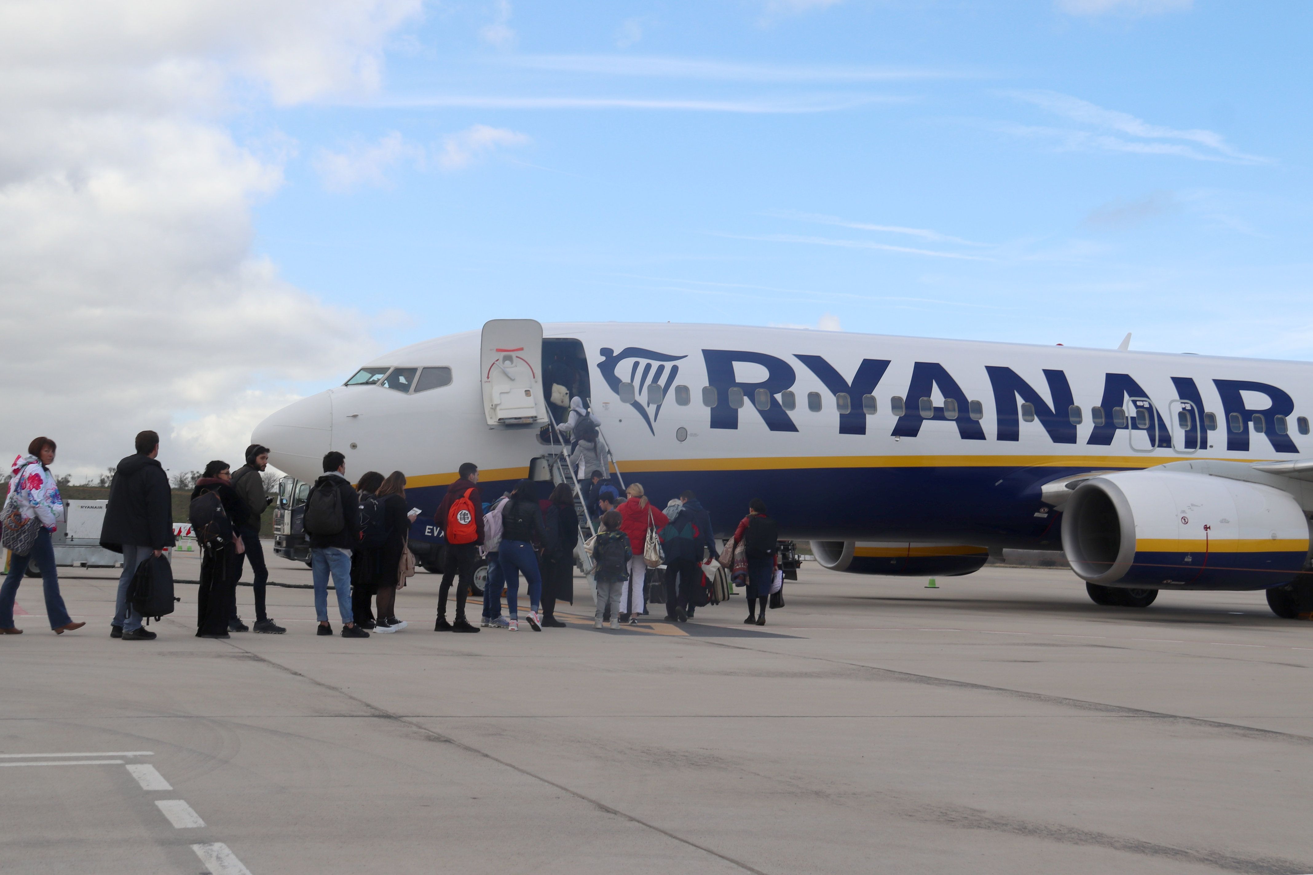 Diversos passatgers pugen a un vol de Ryanair des de la pista de l'aeroport de Girona | ACN