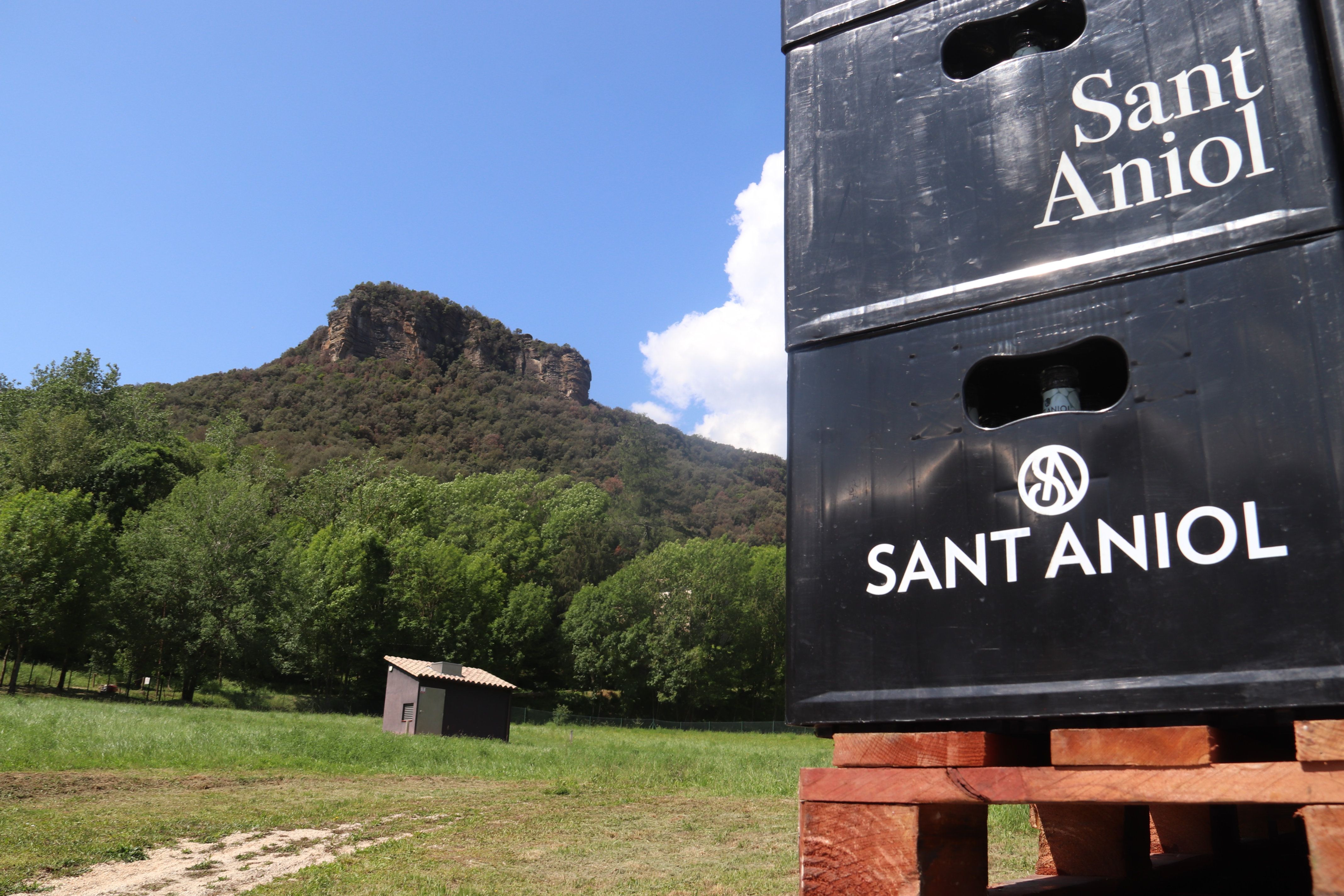 Imagen de dos cajas de Sant Aniol | ACN - Aleix Freixas