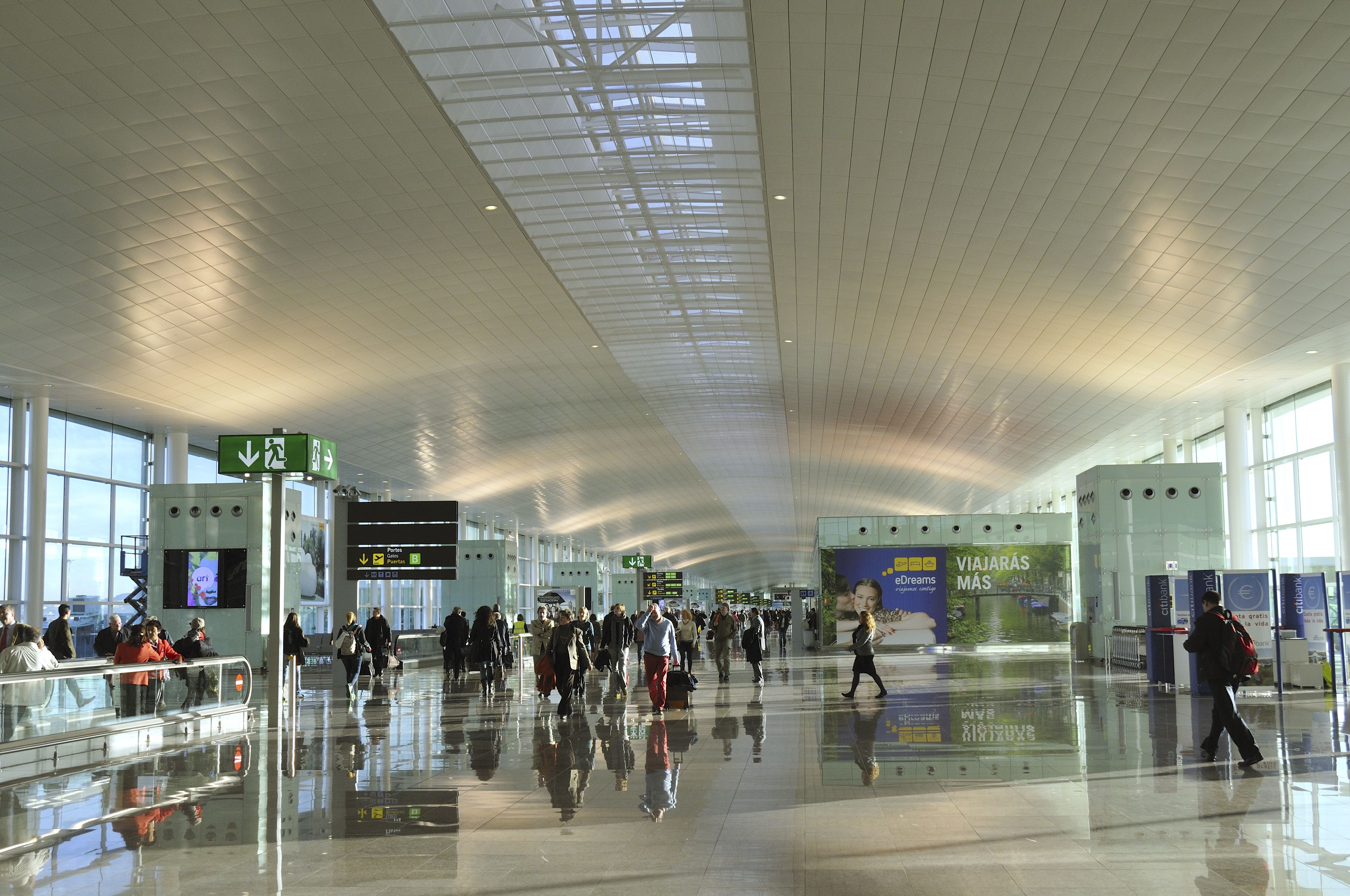 Interior de l'aeroport del Prat | iStock