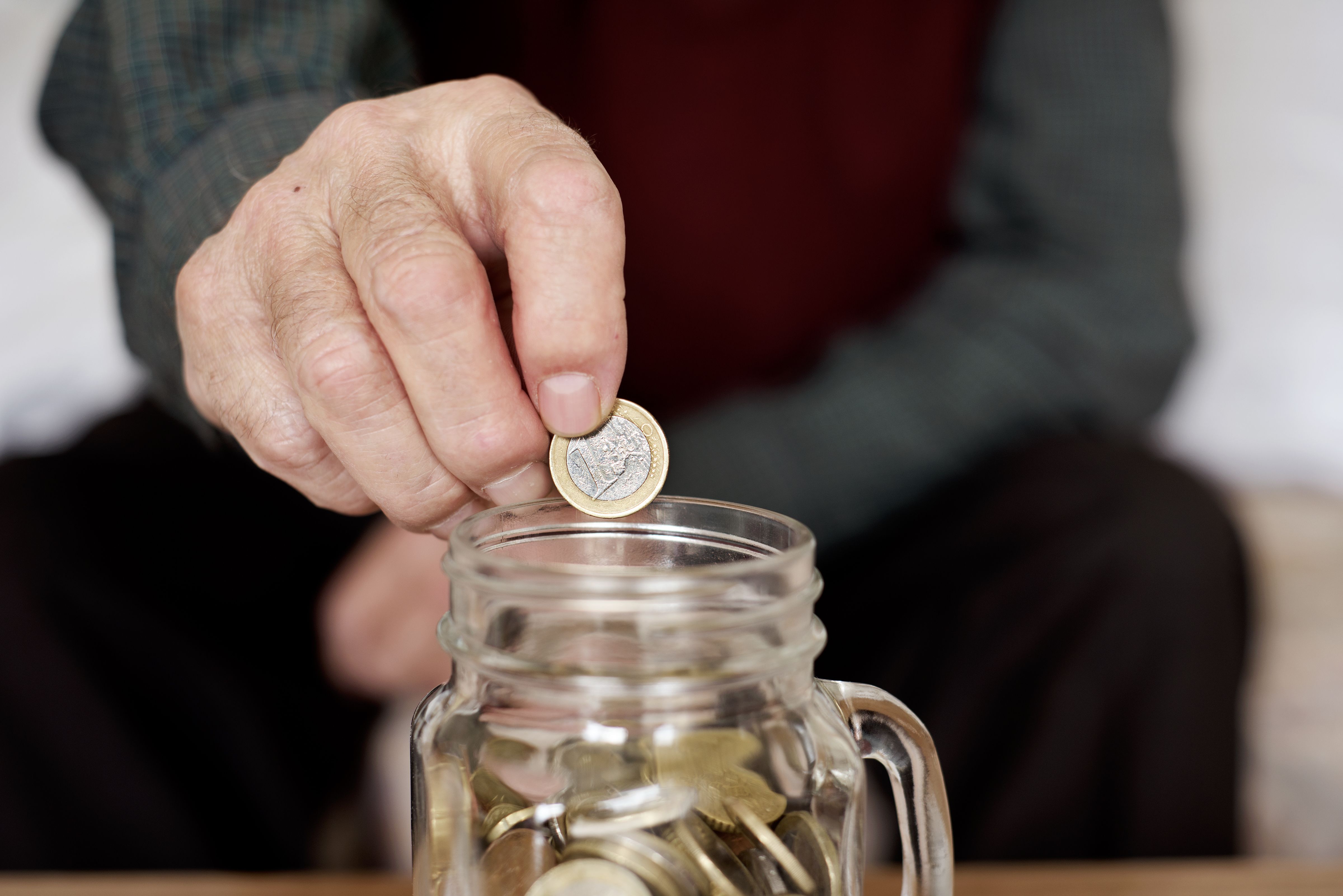 Imagen de un recipiente con monedas | iStock