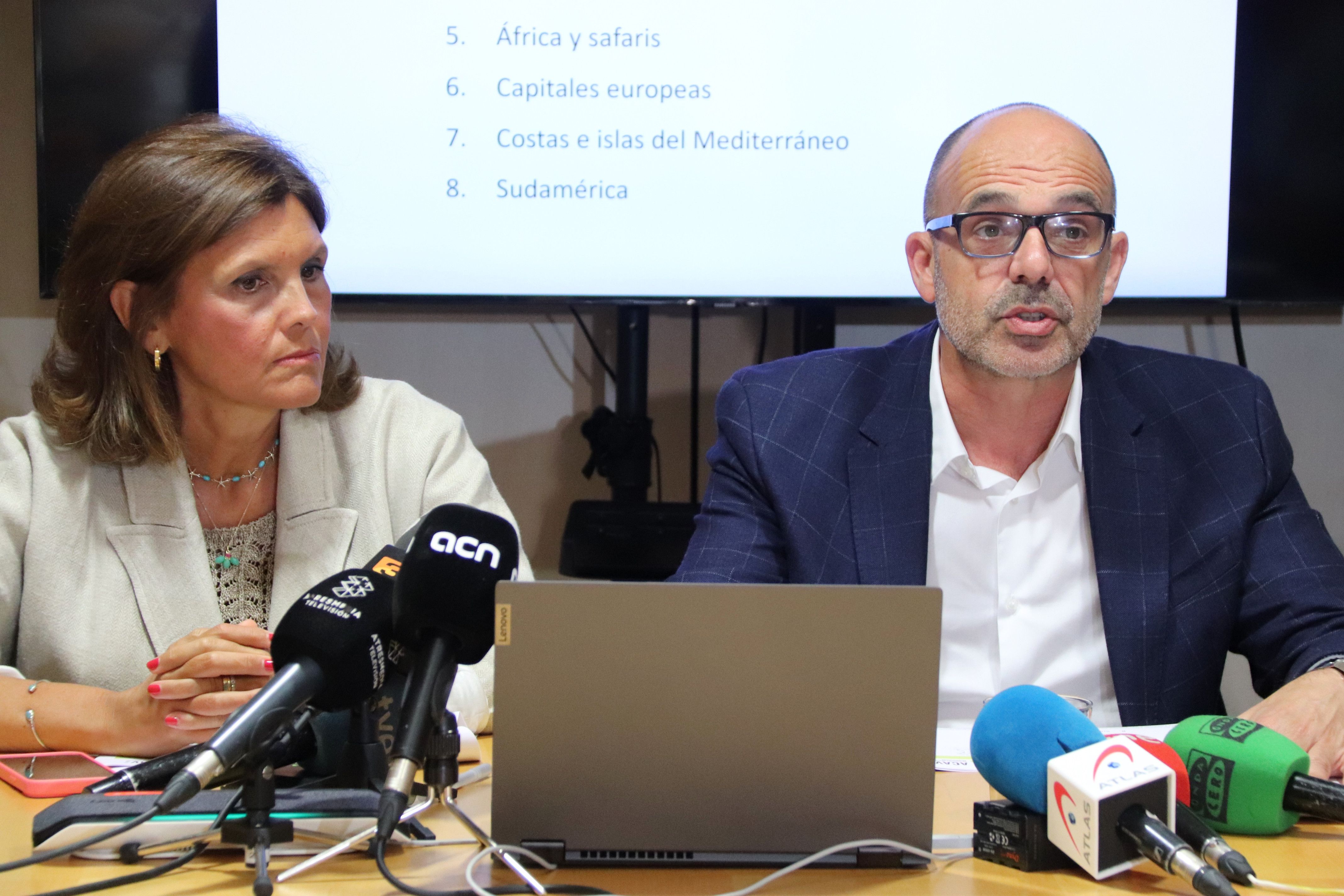 El director de ACAVe, Jordi Martí, y la gerente, Catiana Tur, durante una rueda de prensa | ACN