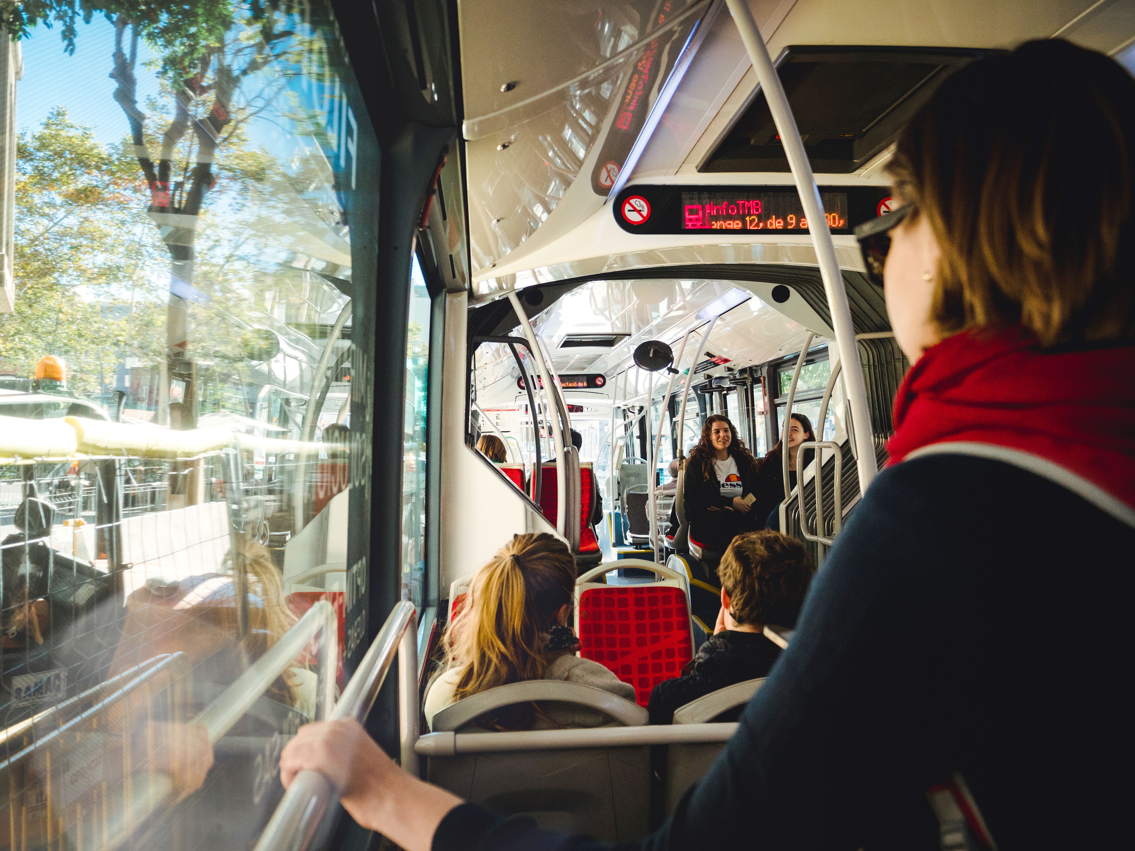 Interior de un autobús en Barcelona | iStock