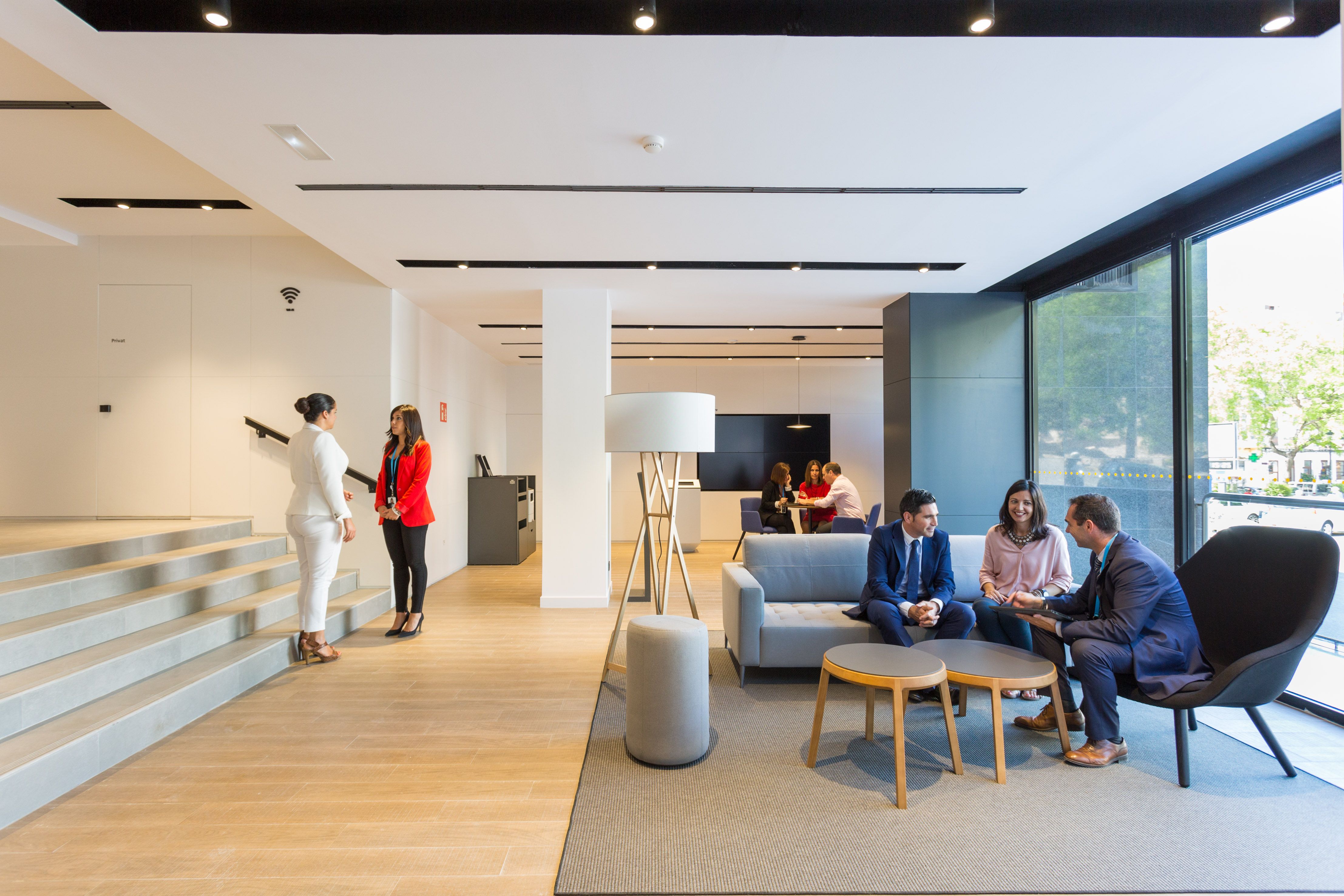 Interior de una oficina de CaixaBank | Cedida