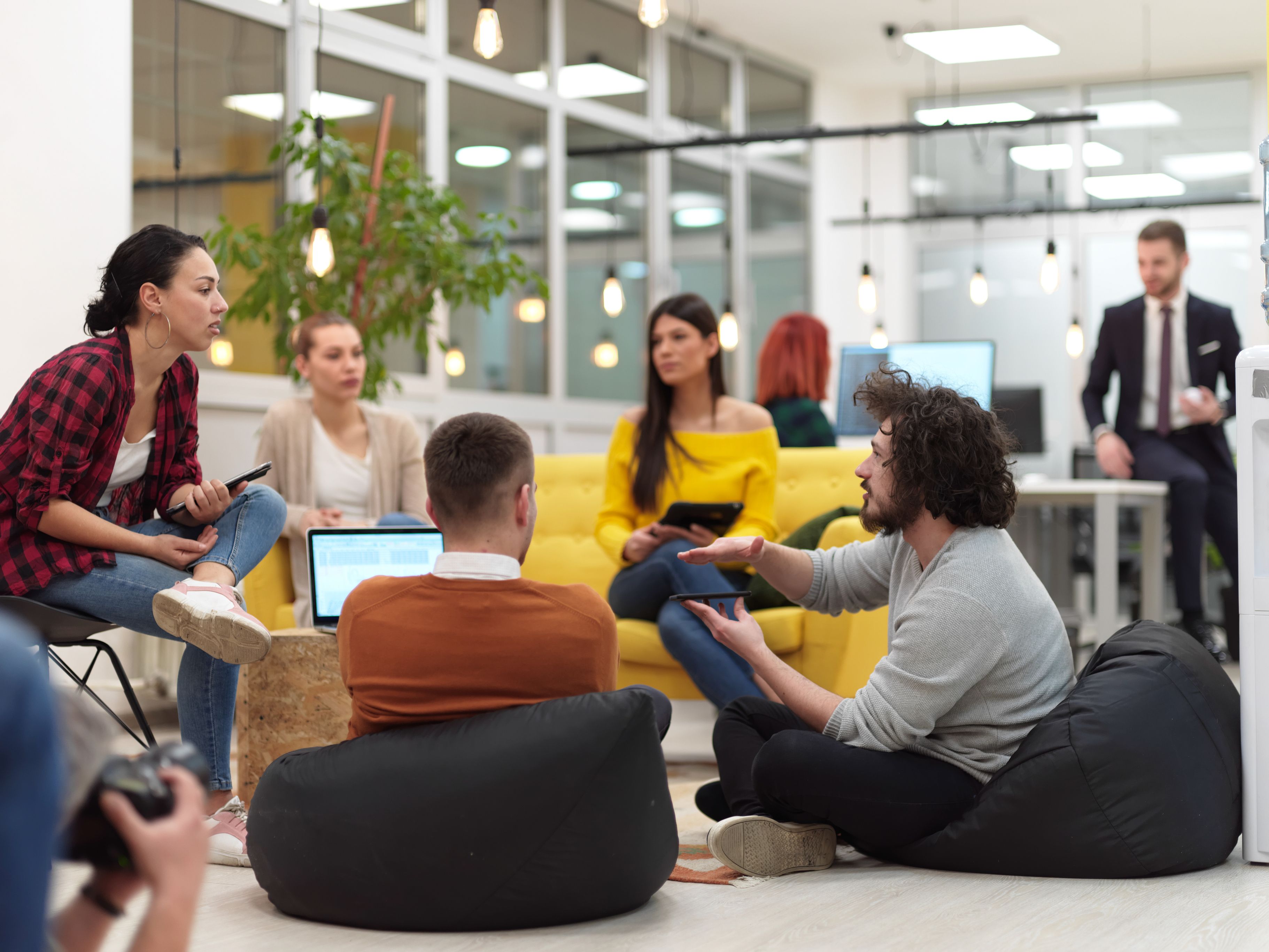 Imagen de un grupo de trabajadores y trabajadoras de una startup | iStock