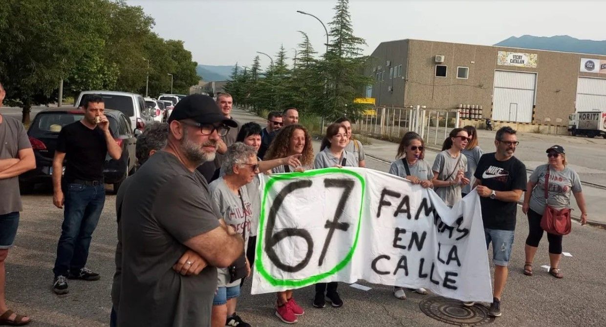 Els treballadors de Gütermann davant la planta | Cedida