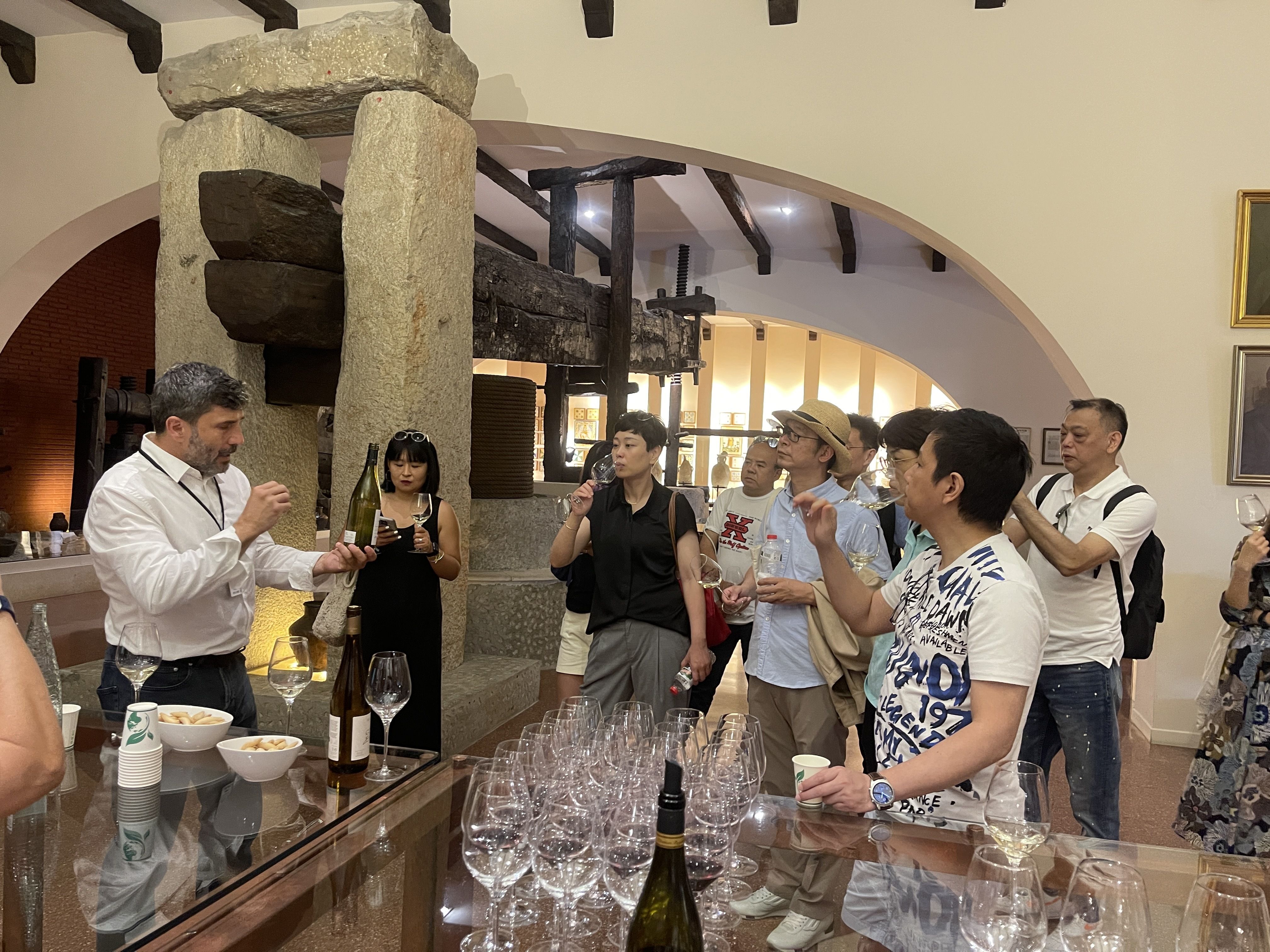 Visita de los agentes de viajes chinos a la bodega de la Familia Torres | Cedida