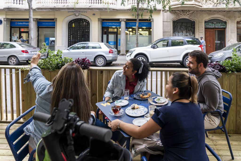 Un grup d'amics en una terrassa de Barcelona | Ajuntament de Barcelona