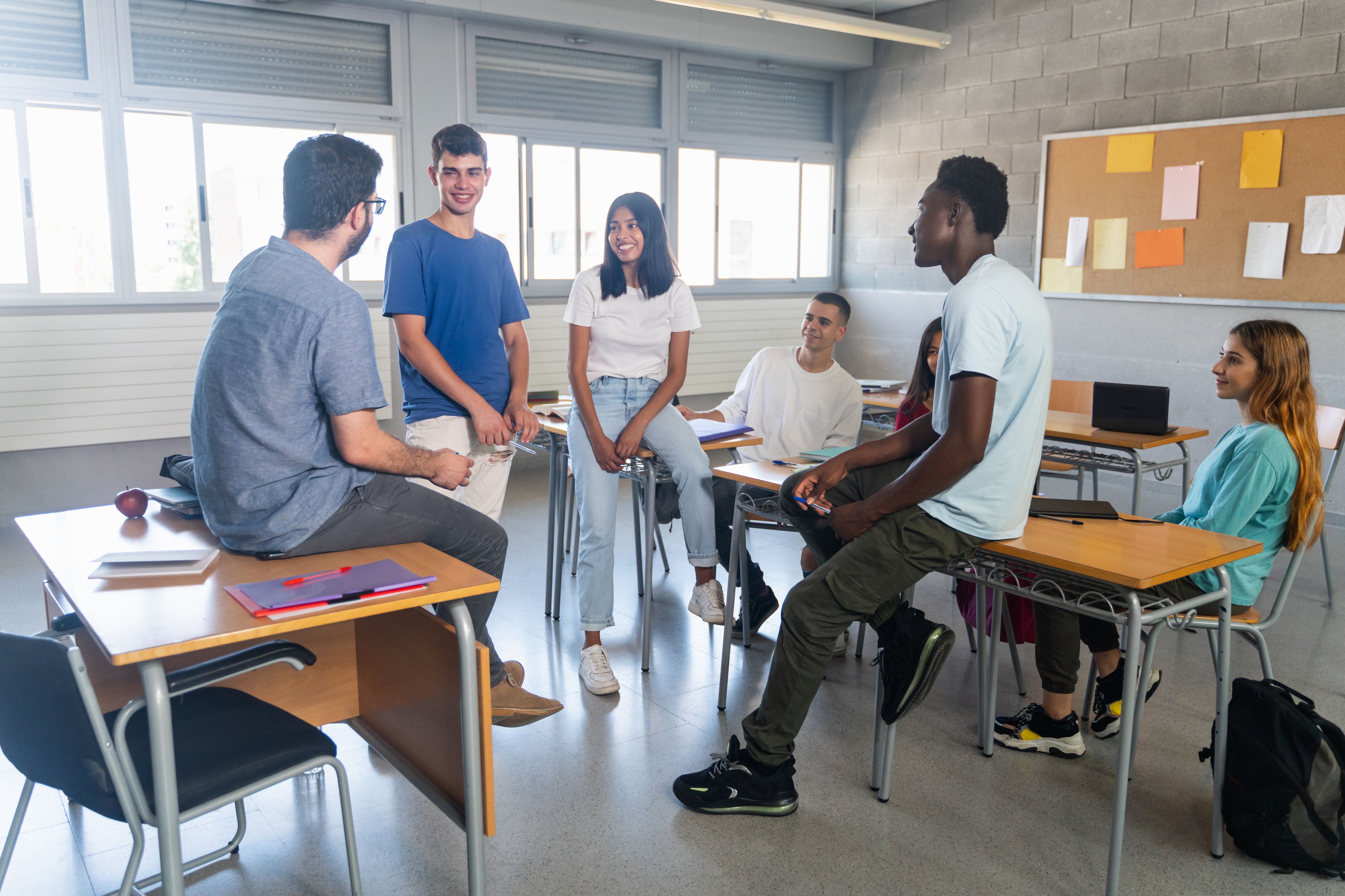 Imagen de un grupo de jóvenes en un centro formativo | iStock