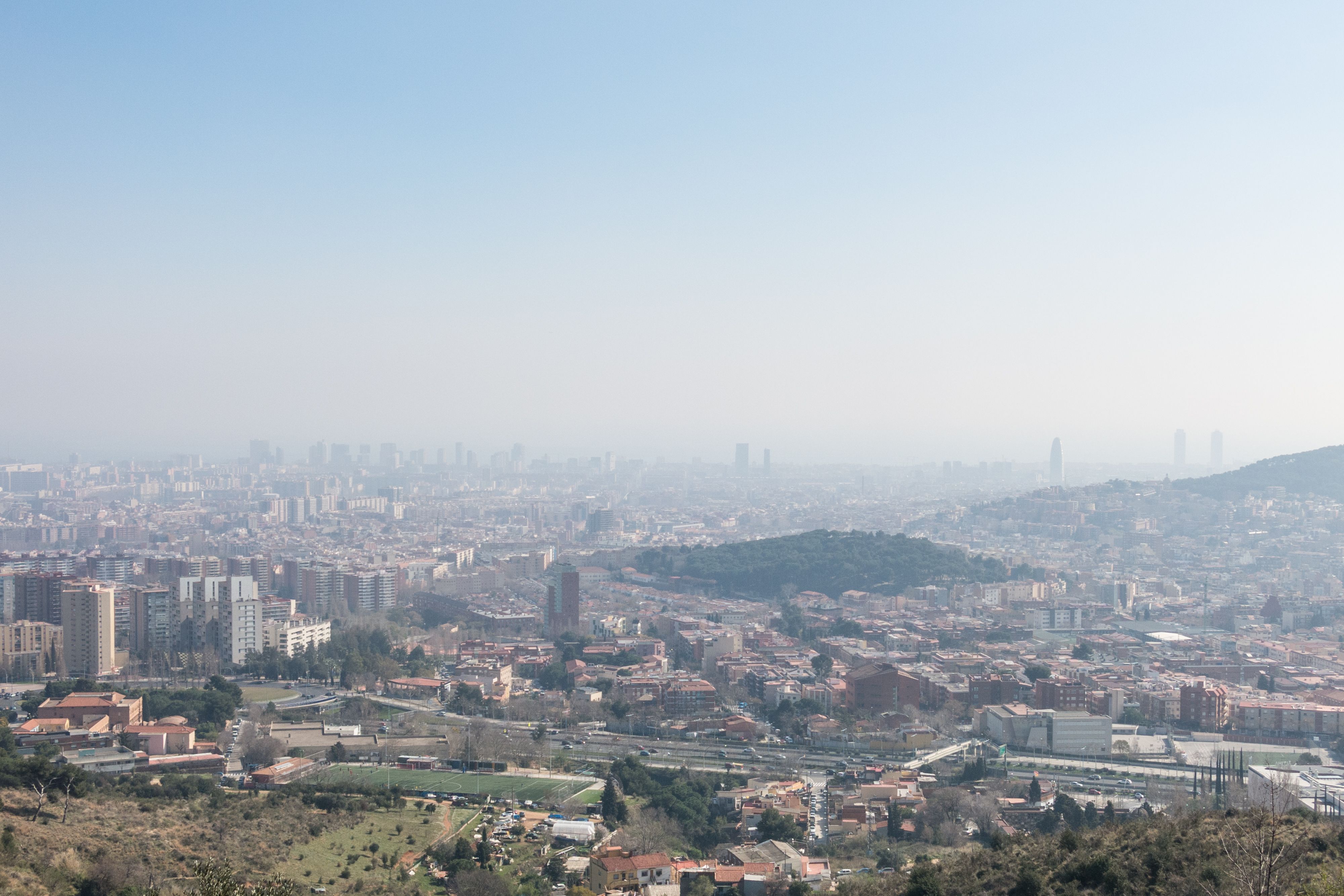 Silueta urbana de Barcelona amb contaminació | iStock