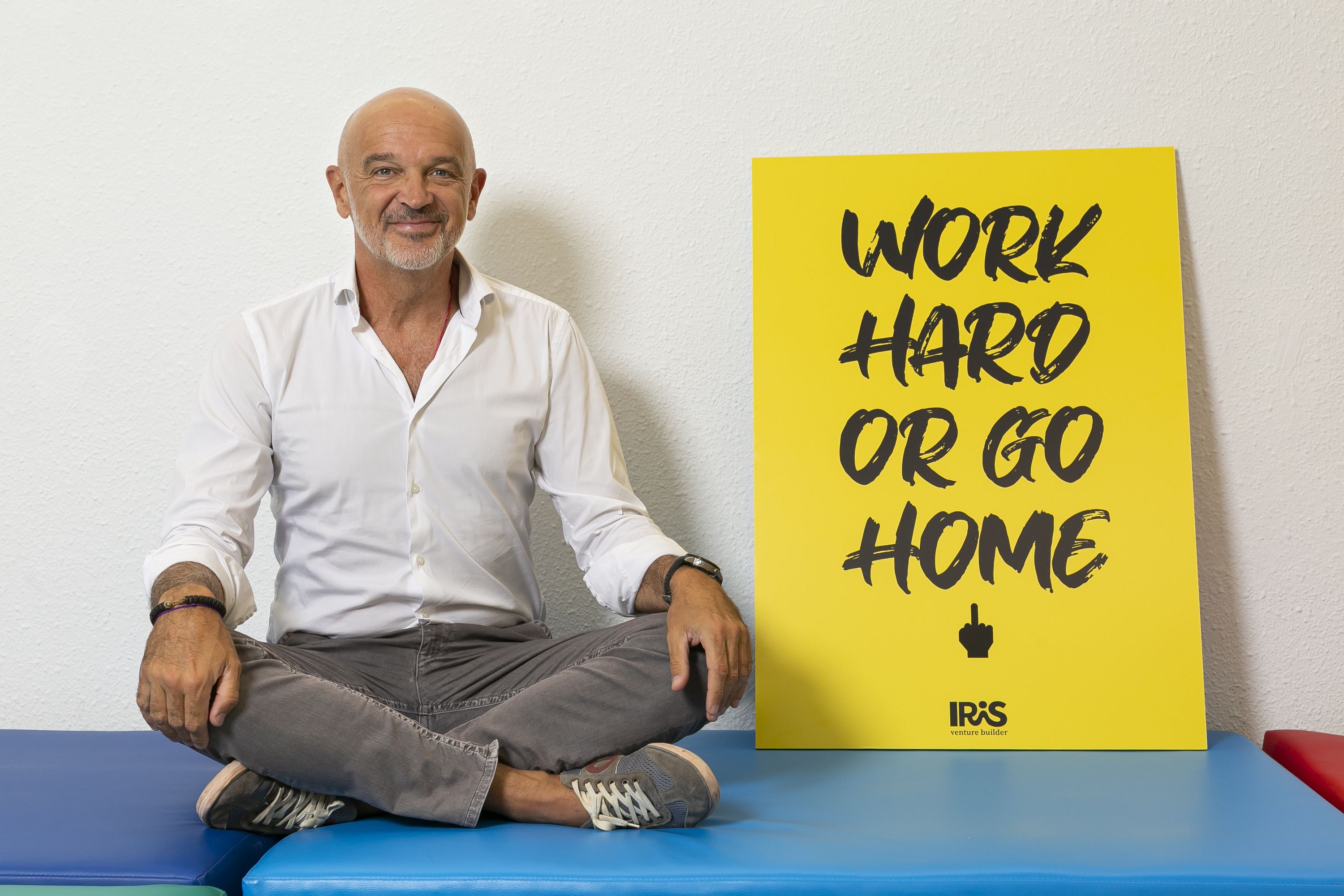 Miguel Planas, CEO d'Iris Venture Builder, al costat d'un cartell on es llegeix 'Work hard or go home' (Treballa de valent o vés-te'n a casa) | Marc Llibre