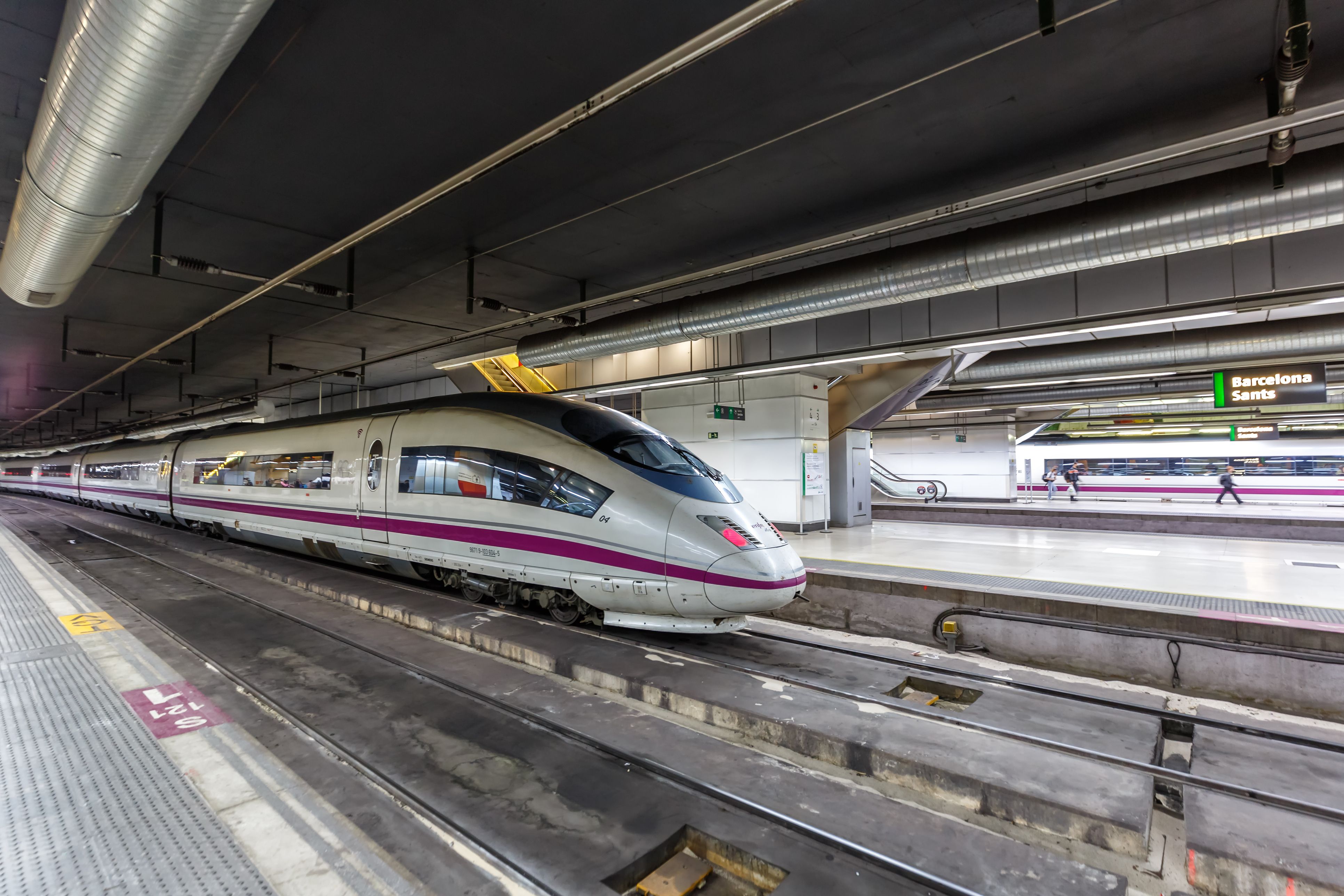 Imagen de un tren de alta velocidad en Barcelona| iStock