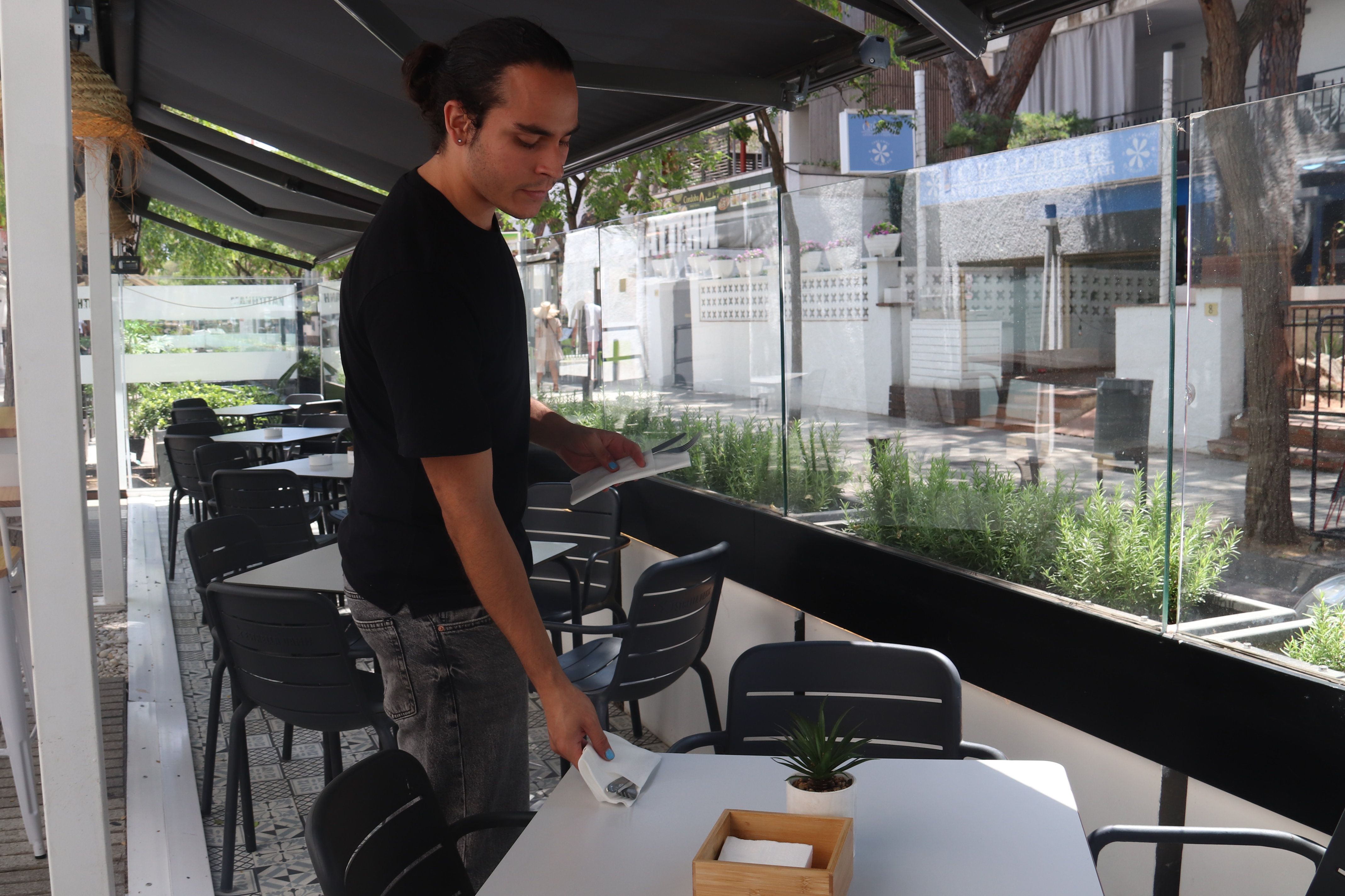 Imagen de un joven en la terraza de un restaurante | ACN