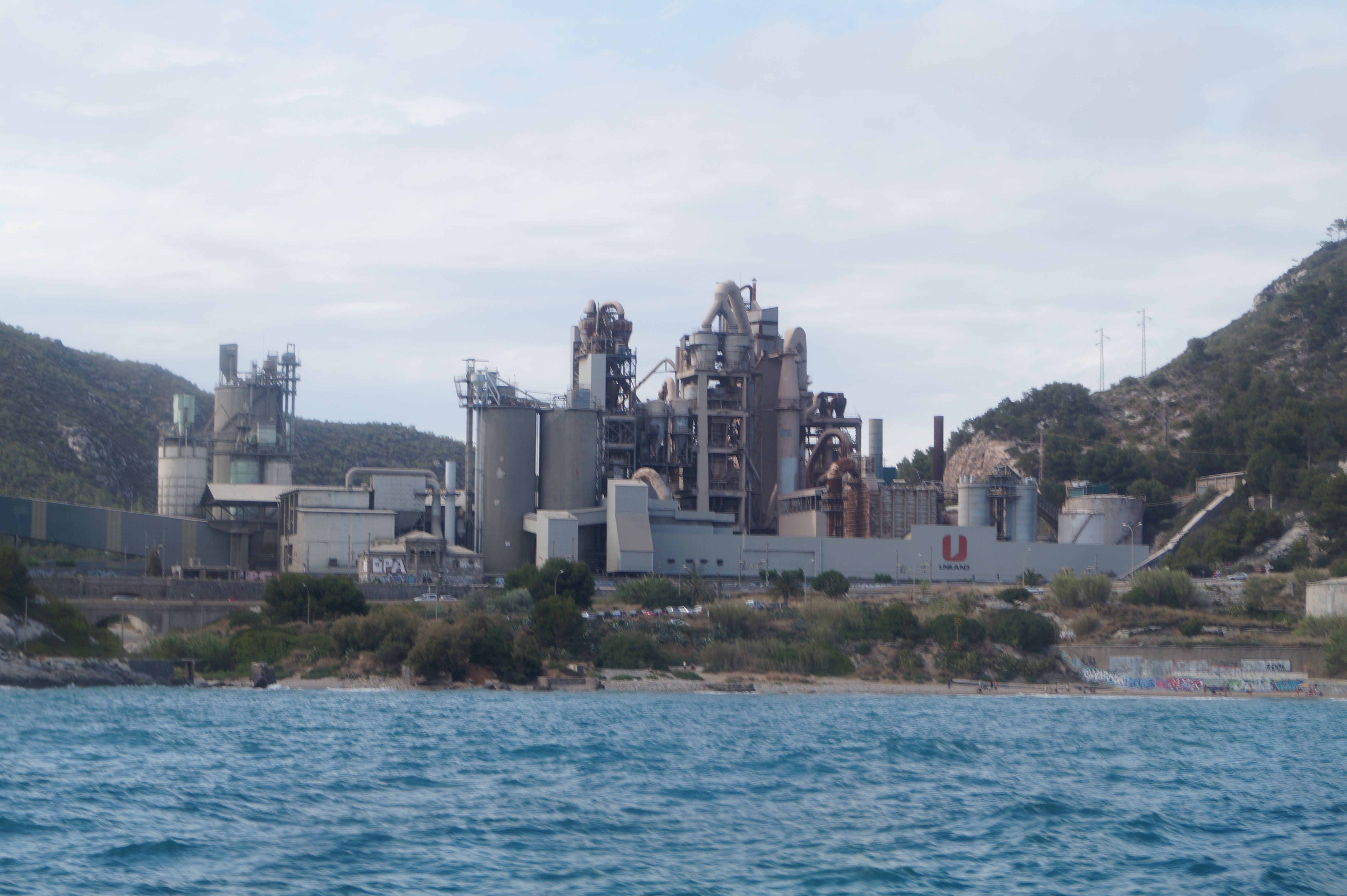 Imagen de archivo de la cementera de Vallcarca desde el mar | Aleix Ramirez