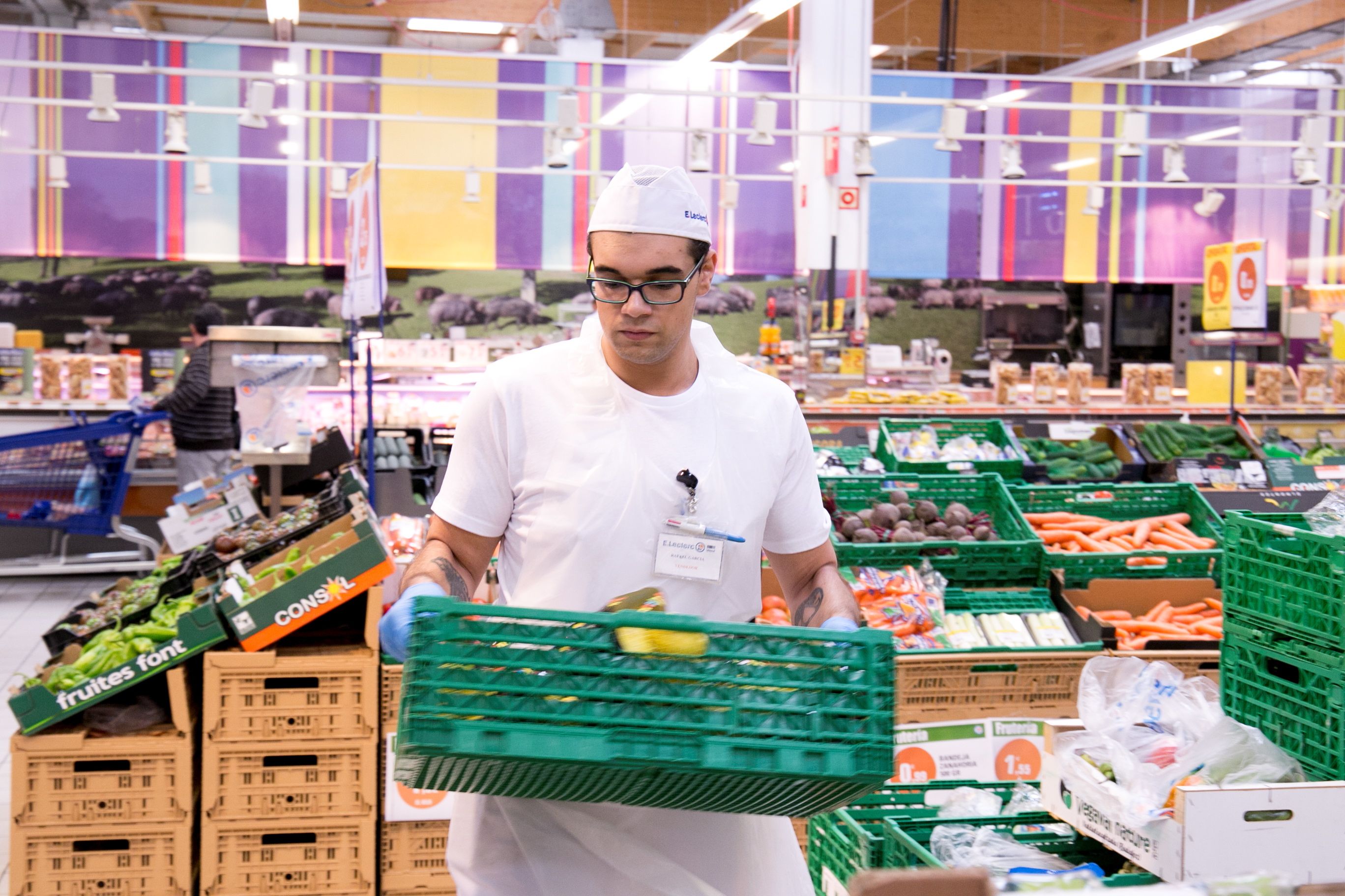 Imagen de un trabajador en un supermercado | Cedida