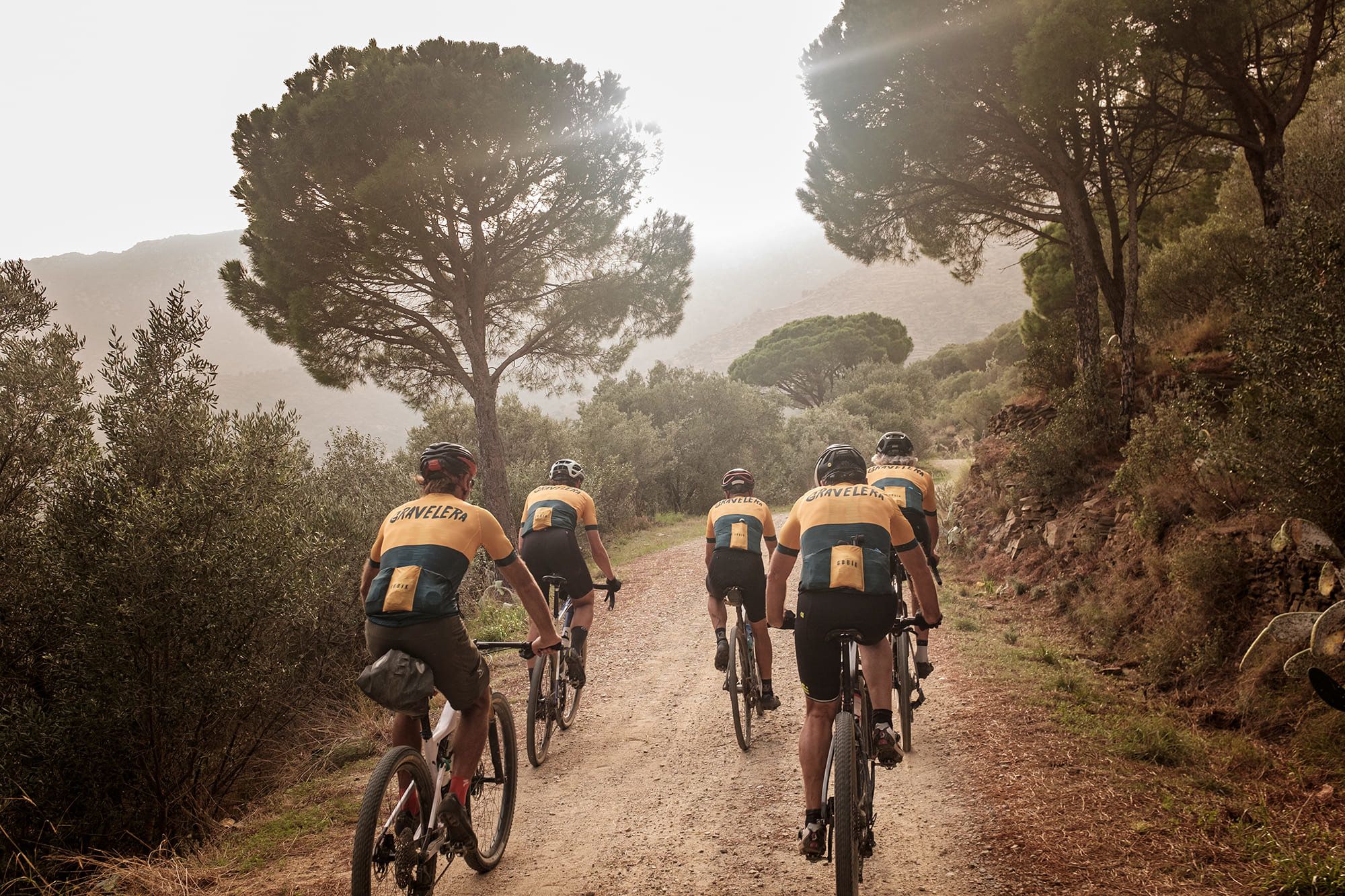 Un equipo de ciclistas circula por una pista forestal de La Jonquera | ACN