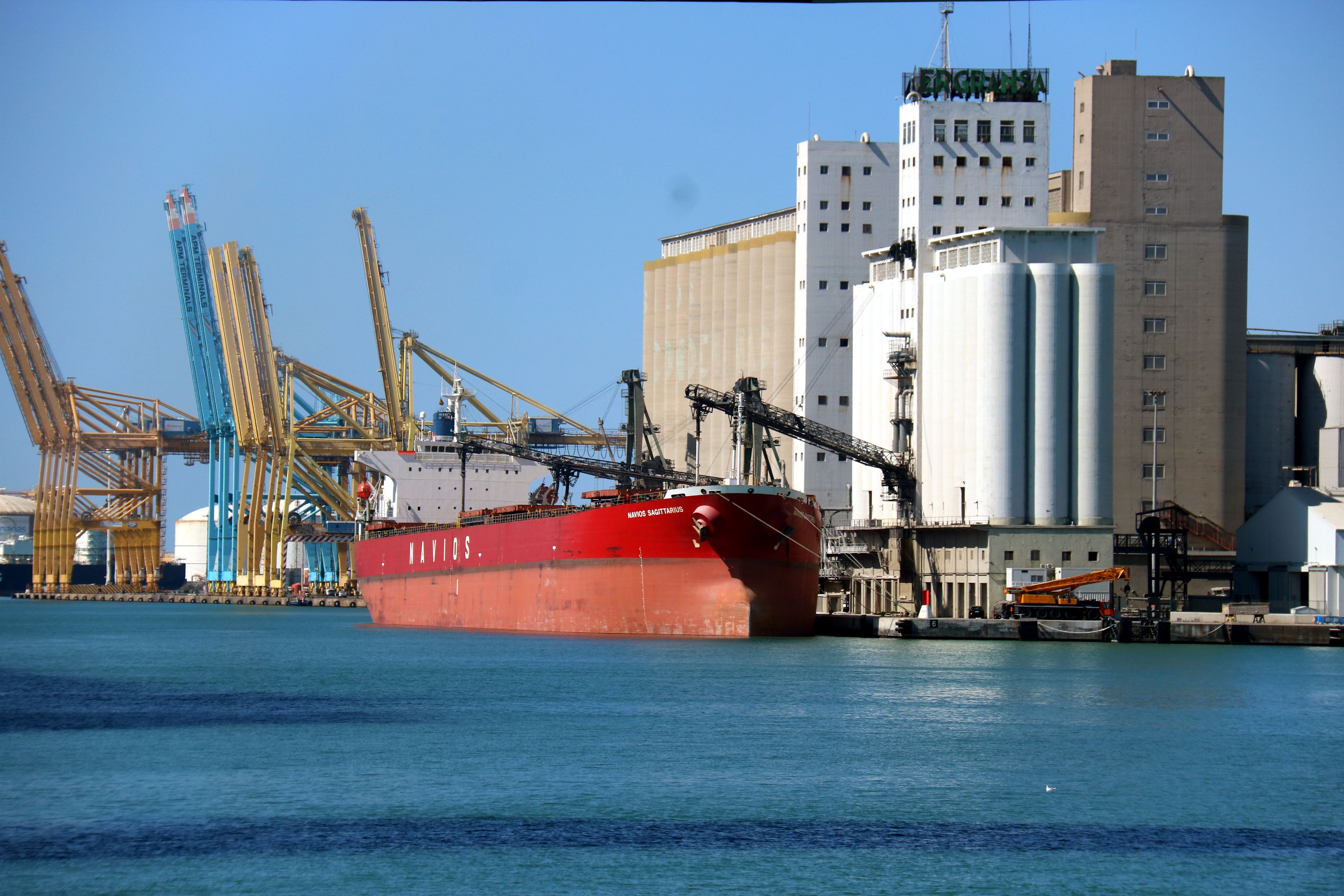 Un vaixell de càrrega atracat al Port de Barcelona | ACN