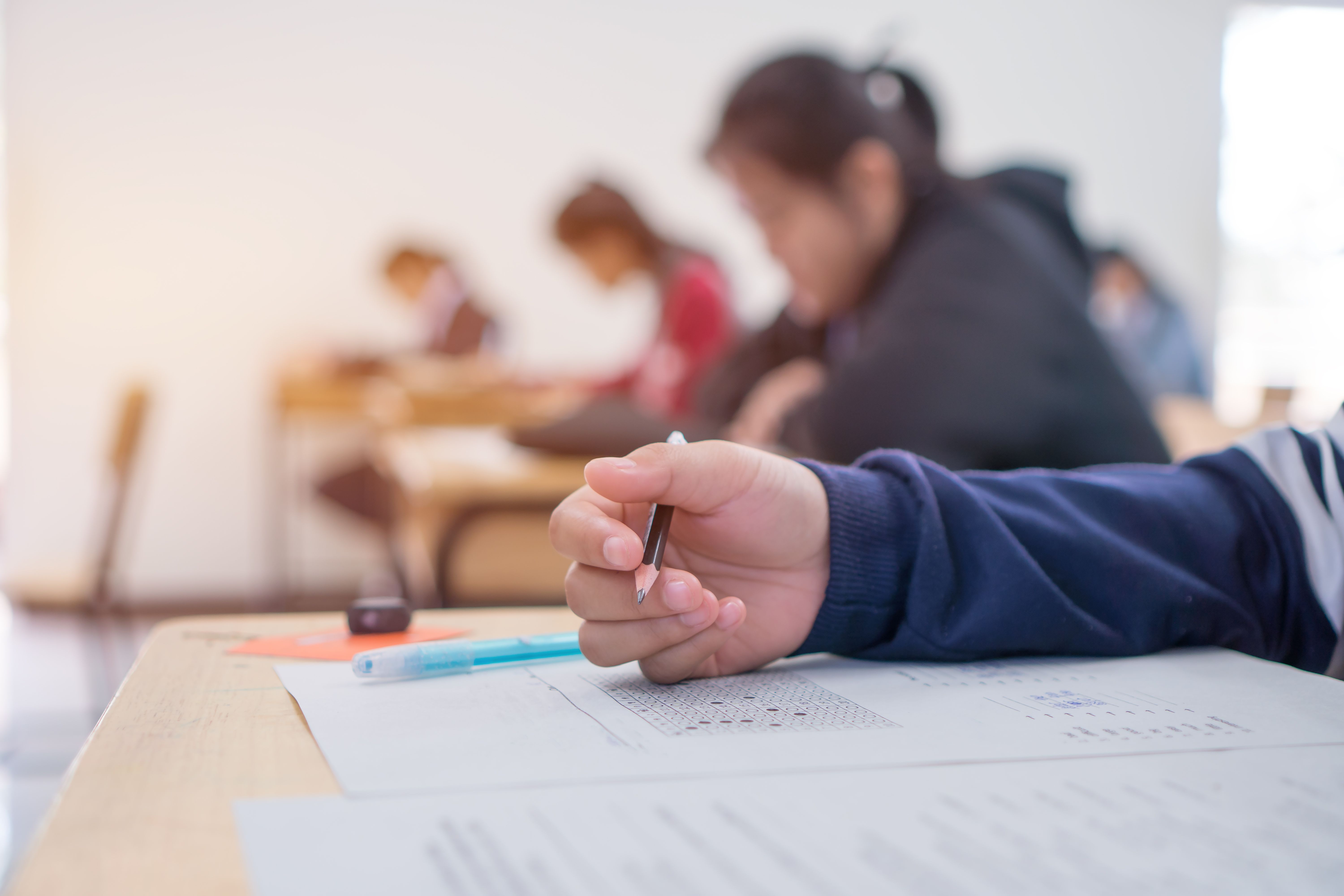 Imatge d'arxiu d'uns estudiants realitzant un examen | iStock