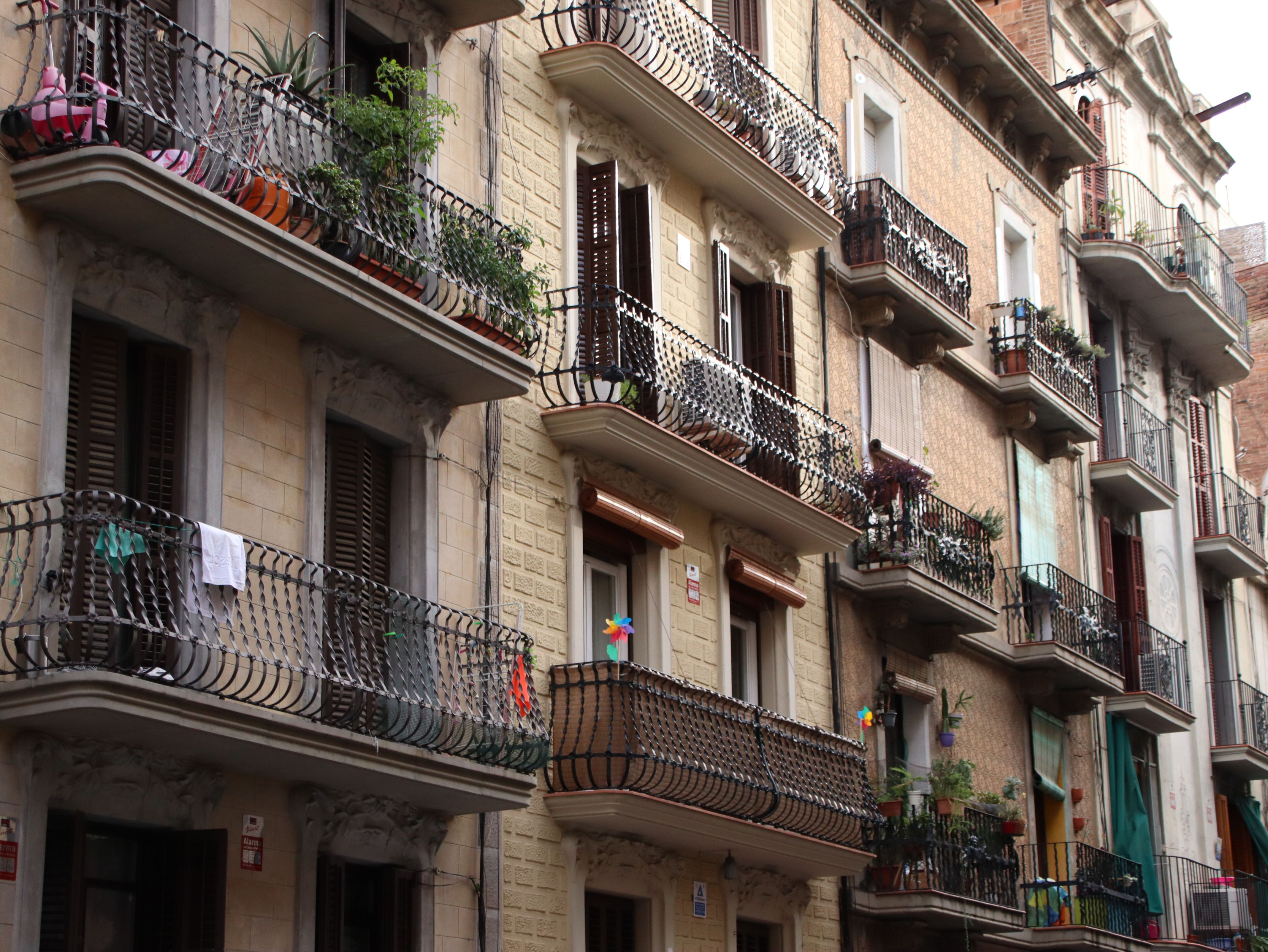 Façana de diversos edificis al Poble-sec | ACN