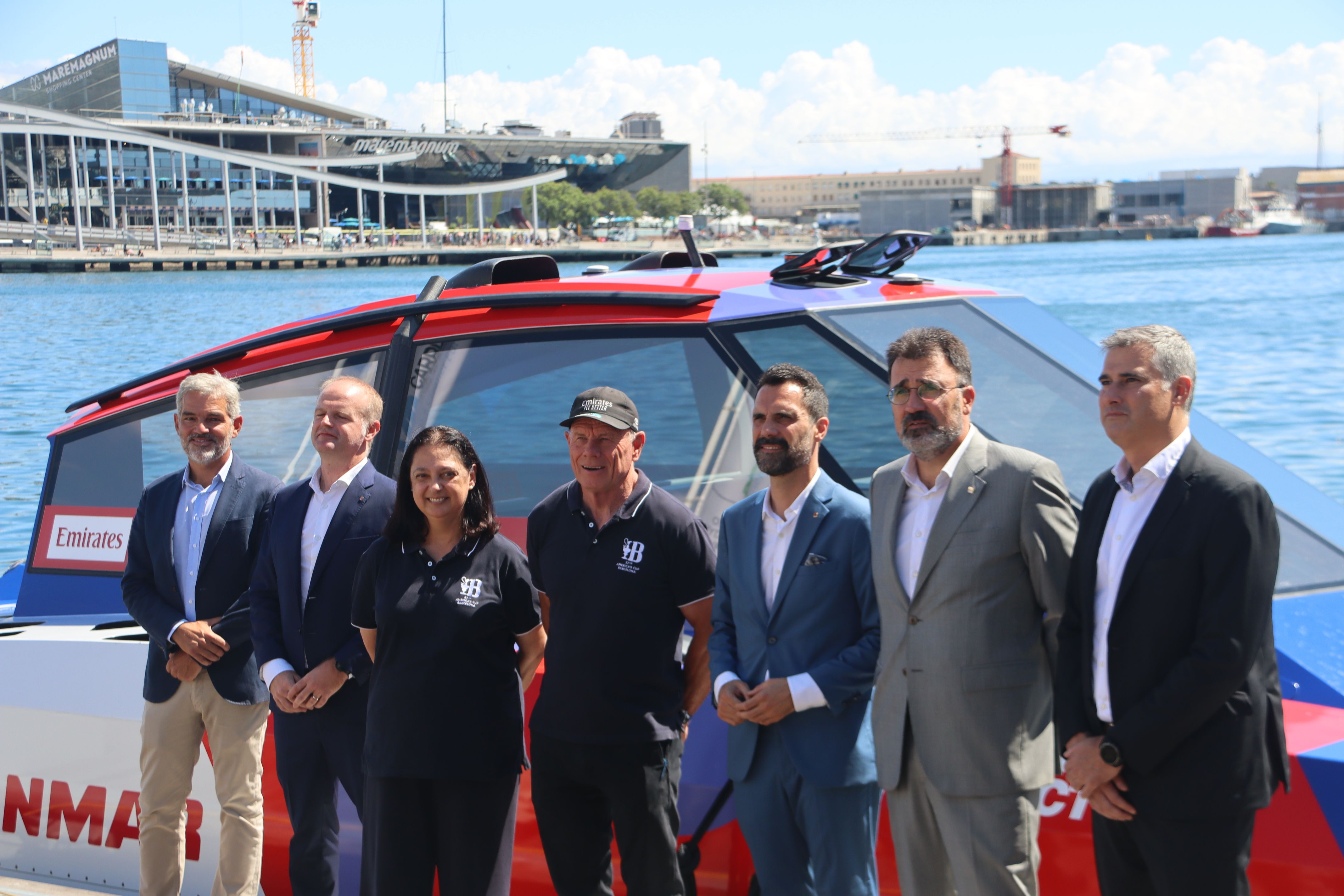 El consejero de Empresa y Trabajo, Roger Torrent, el presidente del Puerto de Barcelona, Lluís Salvadó, y del director ejecutivo de la Copa América de Vela, Grant Dalton, junto a otros responsables | ACN