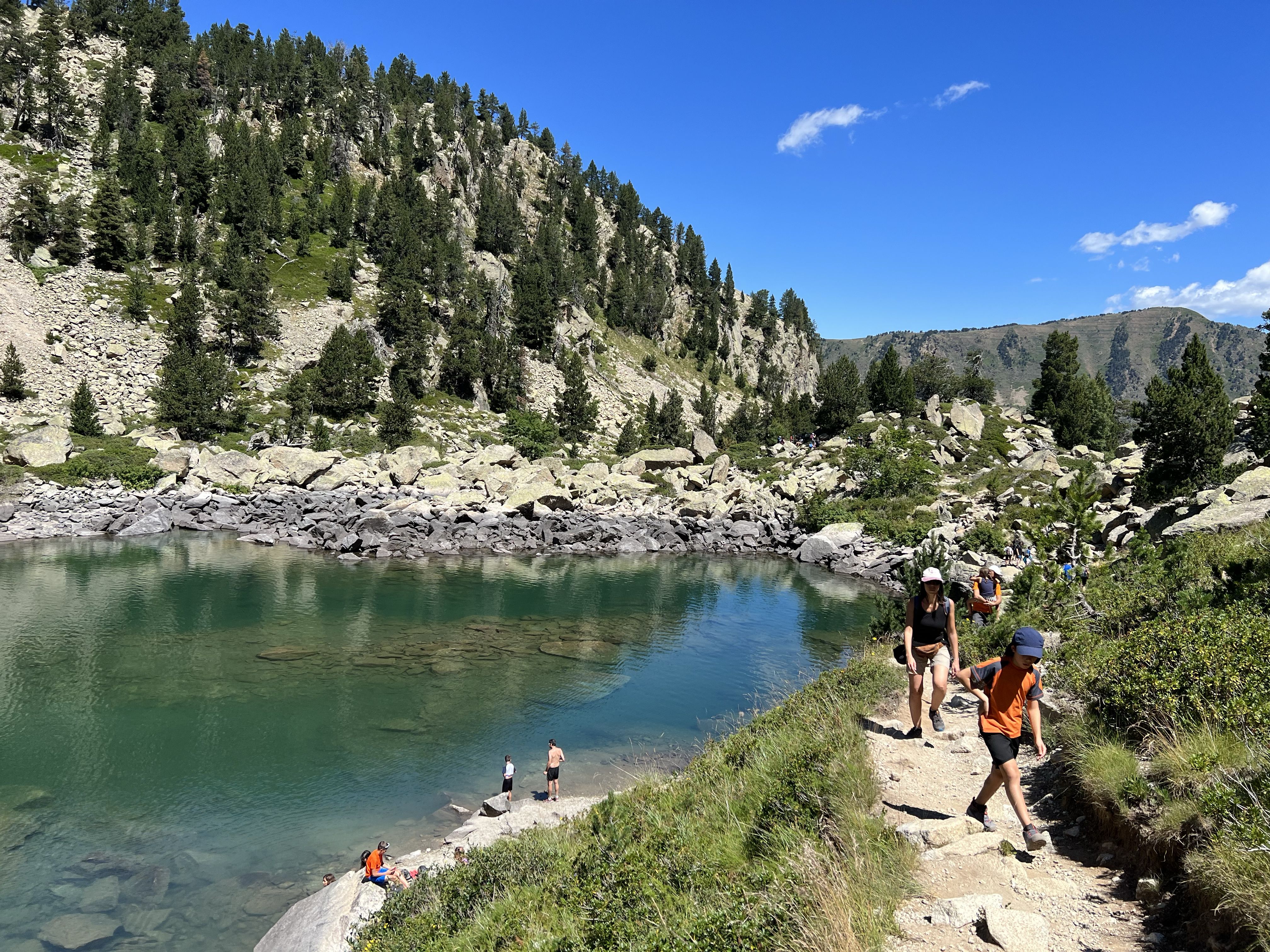 Excursionistas en la zona periférica del Parque Nacional de Aigüestortes y Estany de Sant Maurici, en el Pallars Sobirà | ACN