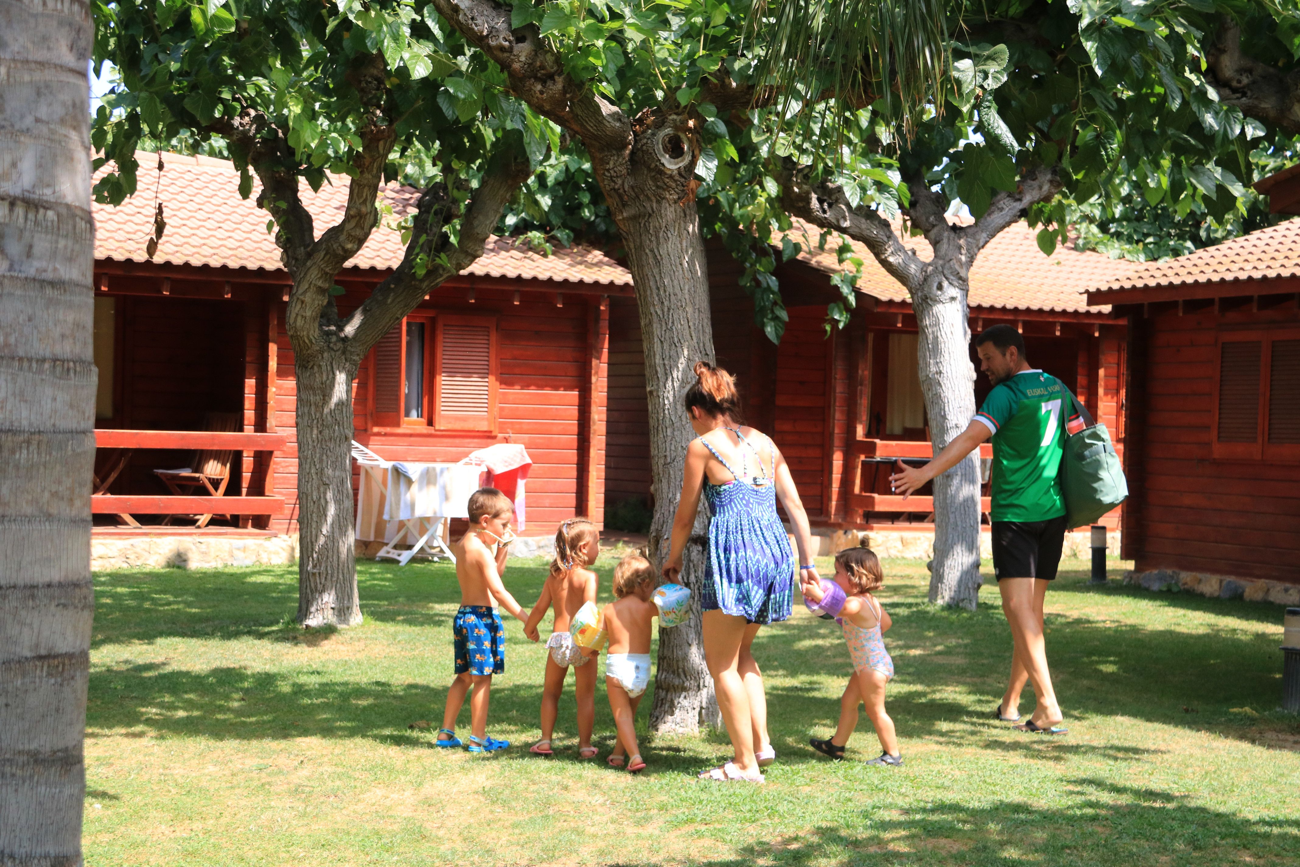 Una familia vuelve a su bungalow en el Camping La Llosa de Cambrils | ACN